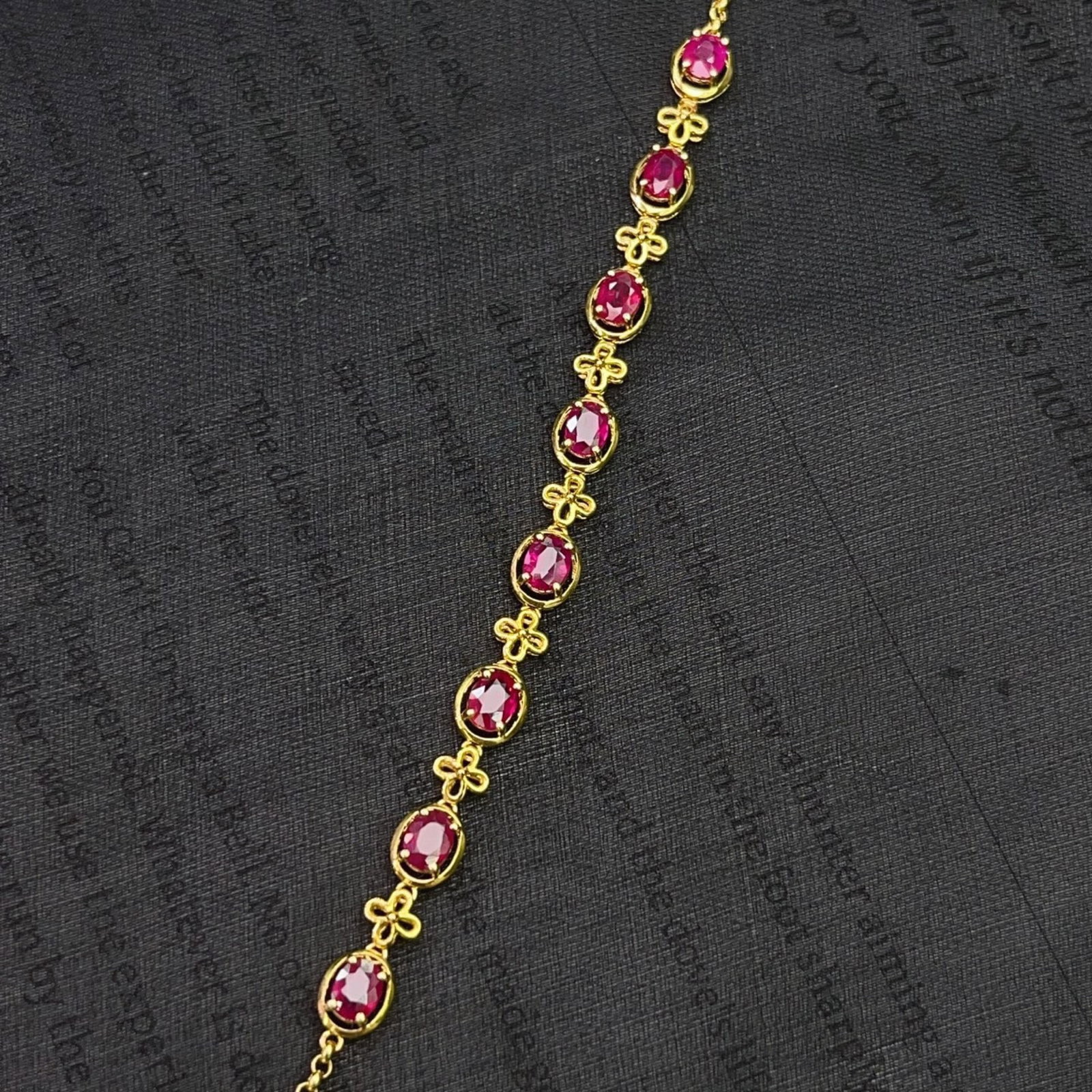 A Exquisite 18k Gold Inlaid 2.80ct Natural Ruby Bracelets: A Exquisite 18k Gold Inlaid 2.80ct Natural Ruby Bracelets,Total Weight:2.32g 18k金镶 2.80ct 天然红宝石手链