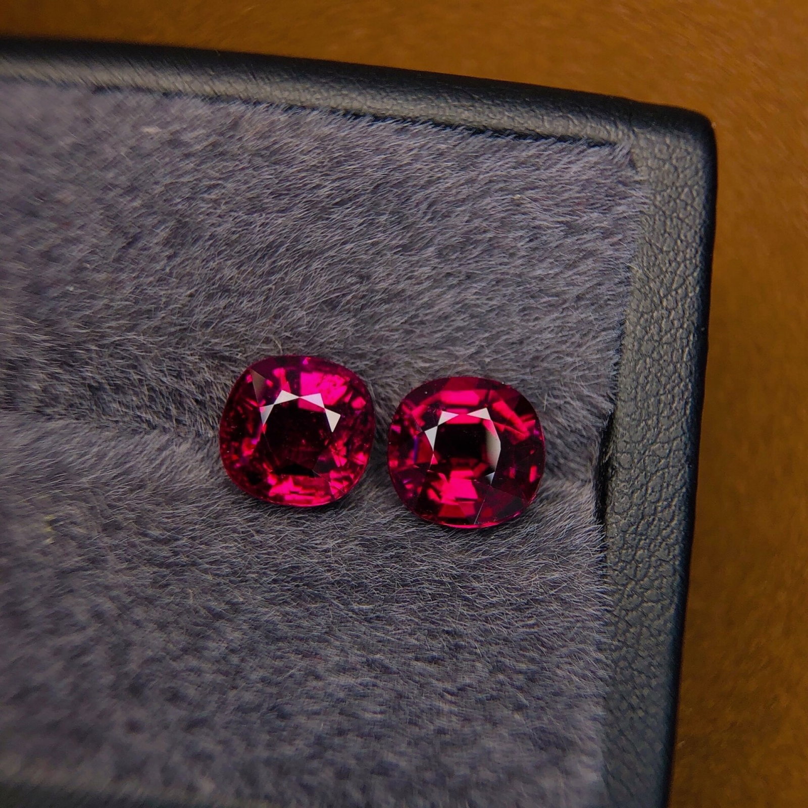 A Pair of 5.34Ctw Natural Tourmaline Earrings: A Pair of 5.34Ctw Natural Tourmaline Earrings,Size:8.5mmx8.2mmx5.4mm 一对5.34Ctw天然碧玺耳钉