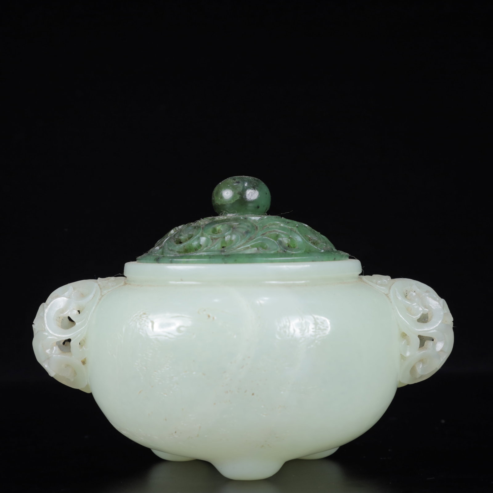 An Exquisite White Jade Double-Ears Censer,with Jasper Cover: An Exquisite White Jade Double-Ears Censer,with Jasper Cover,Qing Dynasty, China,Qianlong Four-character Mark,Size:5.1inx3.9inx3.5in,Weight:300g