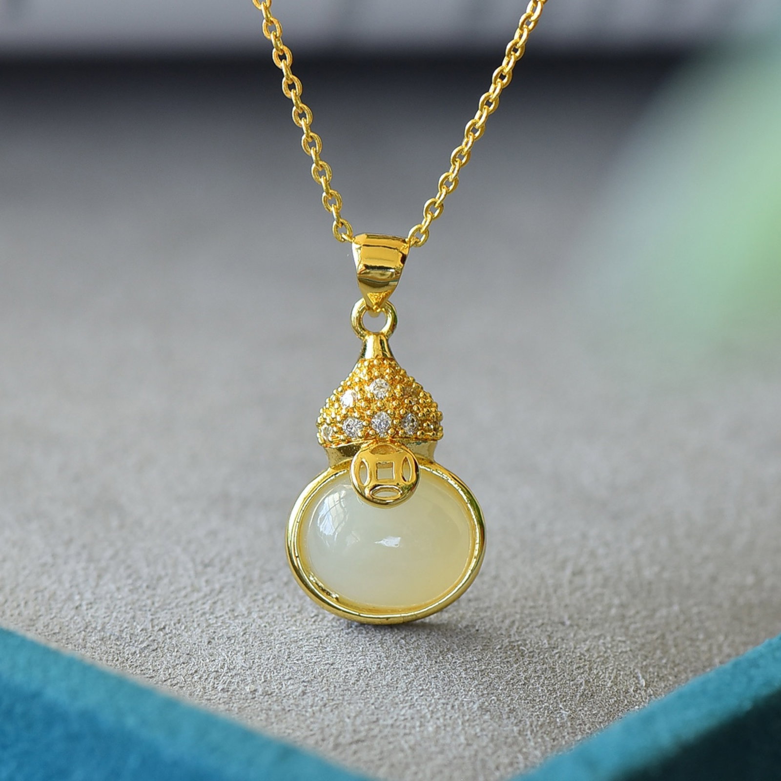 An Exquisite Bronze-Gold Plated Inlaid White Jade Gourd Necklace,Inlaid Diamond: An Exquisite Bronze-Gold Plated Inlaid White Jade Gourd Necklace,Inlaid Diamond,Size:10mmx12mm 铜镀金镶白玉葫芦项链,嵌钻石