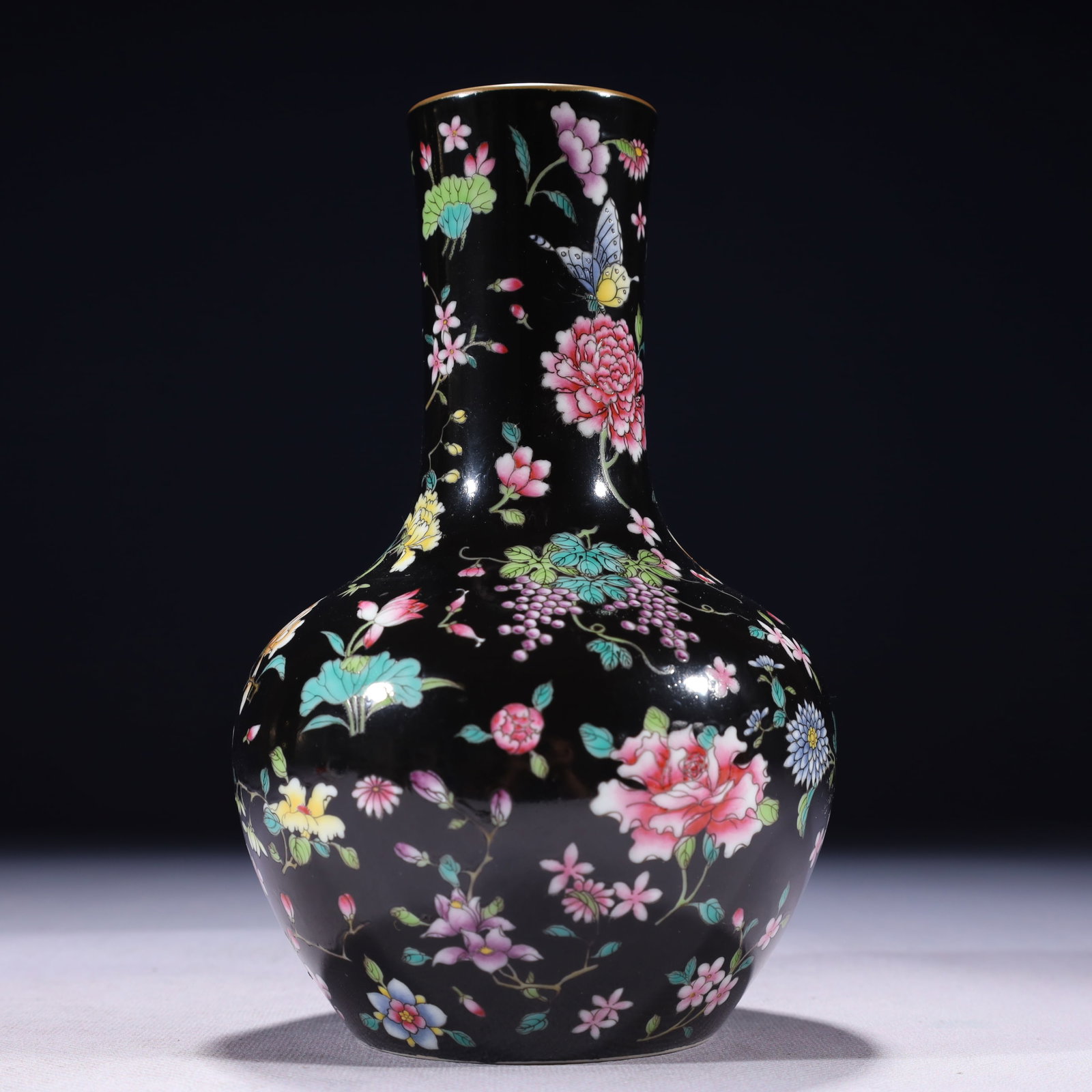 An Exquisite Purple Ground Famille-Rose Painted Gold Flower Pattern Vase: An Exquisite Purple Ground Famille-Rose Painted Gold Flower Pattern Vase,Qing Dynasty,China,Yongzheng Six-character Mark,Size:4.7inx8.1in,Weight:500g 紫地粉彩描金&#