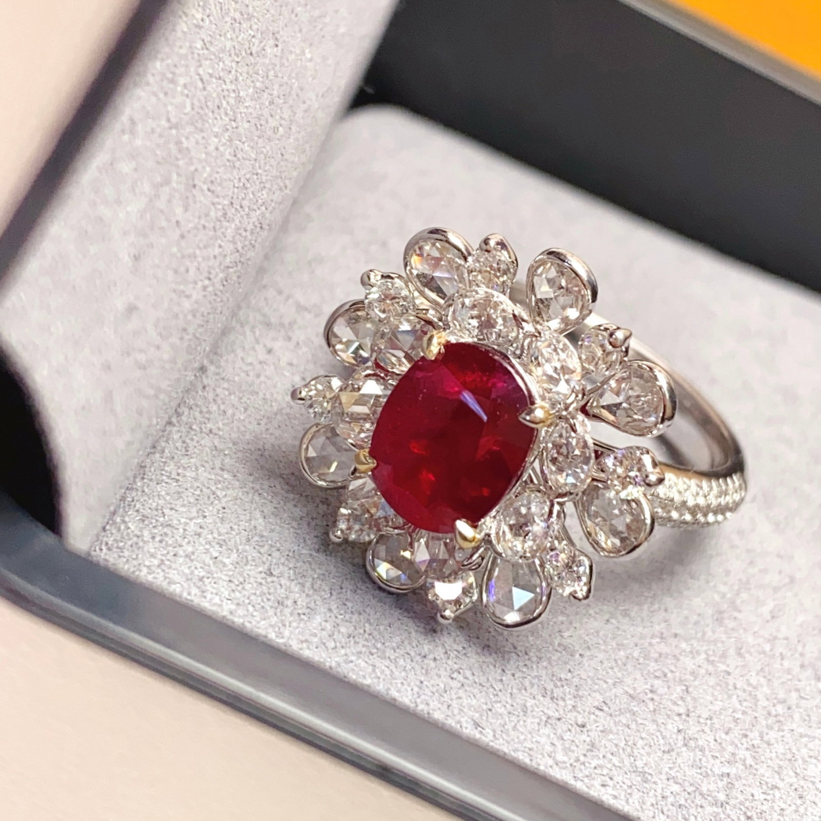 A Exquisite 18k Gold Inlaid 2.85ct Natural Ruby Ring,Inlaid Diamond: A Exquisite 18k Gold Inlaid 2.85ct Natural Ruby Ring,Inlaid Diamond,Total Weight:8.11g 18k金镶 2.85ct 天然红宝石戒指,嵌钻石