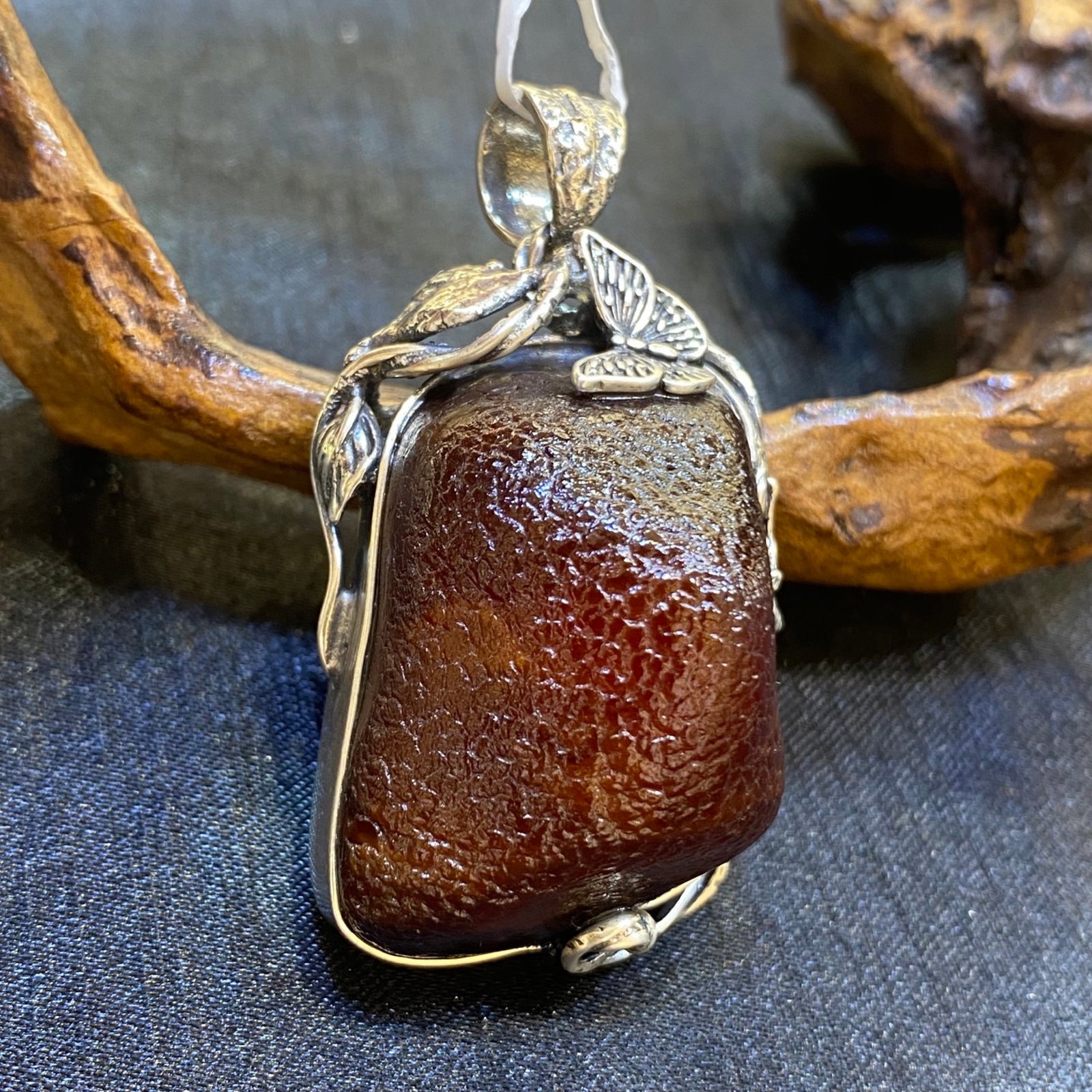 An Exquisite Beeswax Inlaid Silver Necklace: An Exquisite Beeswax Inlaid Silver Necklace,Size:29.4mm,Weight:23.4g 蜜蜡镶银项链