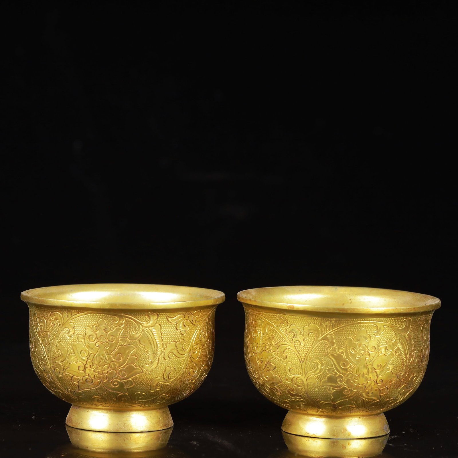 A Pair of Exquisite Gilt Bronze Lotus Pattern Cups: A Pair of Exquisite Gilt Bronze Lotus Pattern Cups,Tang Dynasty,China,Zhenguan Four-Character Mark,Size:3.1inx2inx2,Weight:460g 一对铜鎏金缠枝莲纹