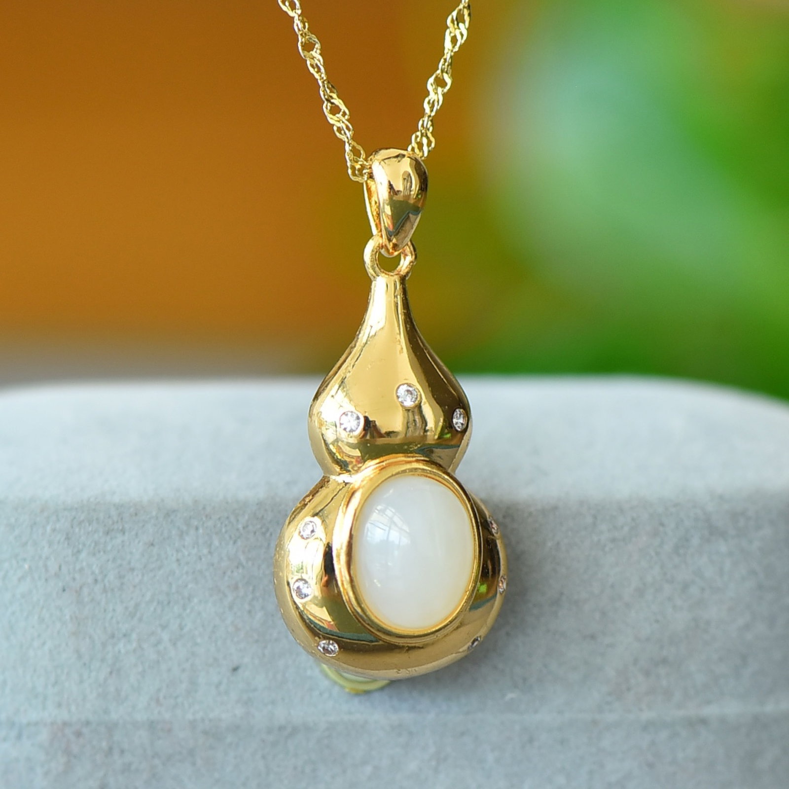 An Exquisite Bronze-Gold Plated Inlaid White Jade Gourd Necklace,Inlaid Diamond: An Exquisite Bronze-Gold Plated Inlaid White Jade Gourd Necklace,Inlaid Diamond,Size:8mmx10mm 铜镀金镶白玉葫芦项链,嵌钻石