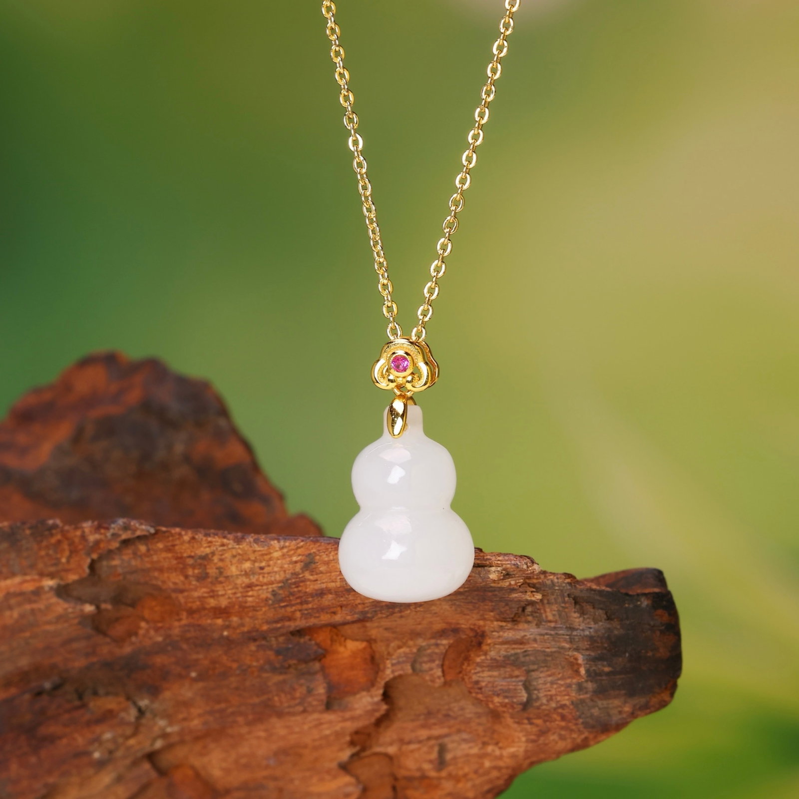 An Exquisite Sterling Silver-Gold Plated Inlaid White Jade Gourd Pendant: An Exquisite Sterling Silver-Gold Plated Inlaid White Jade Gourd Pendant,Size:12mmx17mm 纯银镀金镶白玉葫芦吊坠