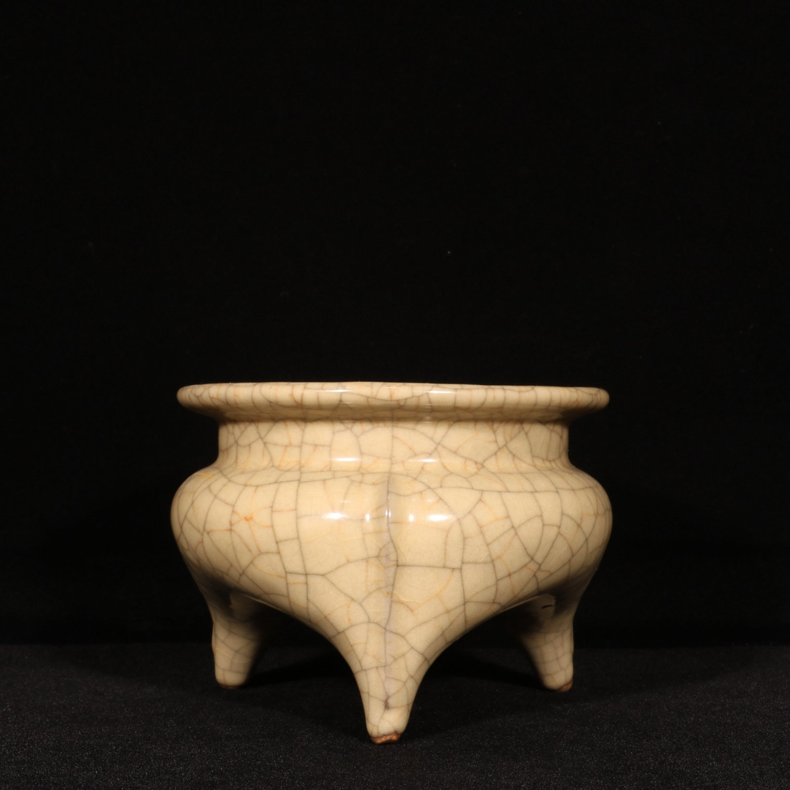 An Exquisite Ge yao Yellow Glazed Tripod Censer: An Exquisite Ge yao Yellow Glazed Tripod Censer,Song Dynasty,China,Size:3.9inx5.4in 哥窑黄釉三足香炉,中国宋代
