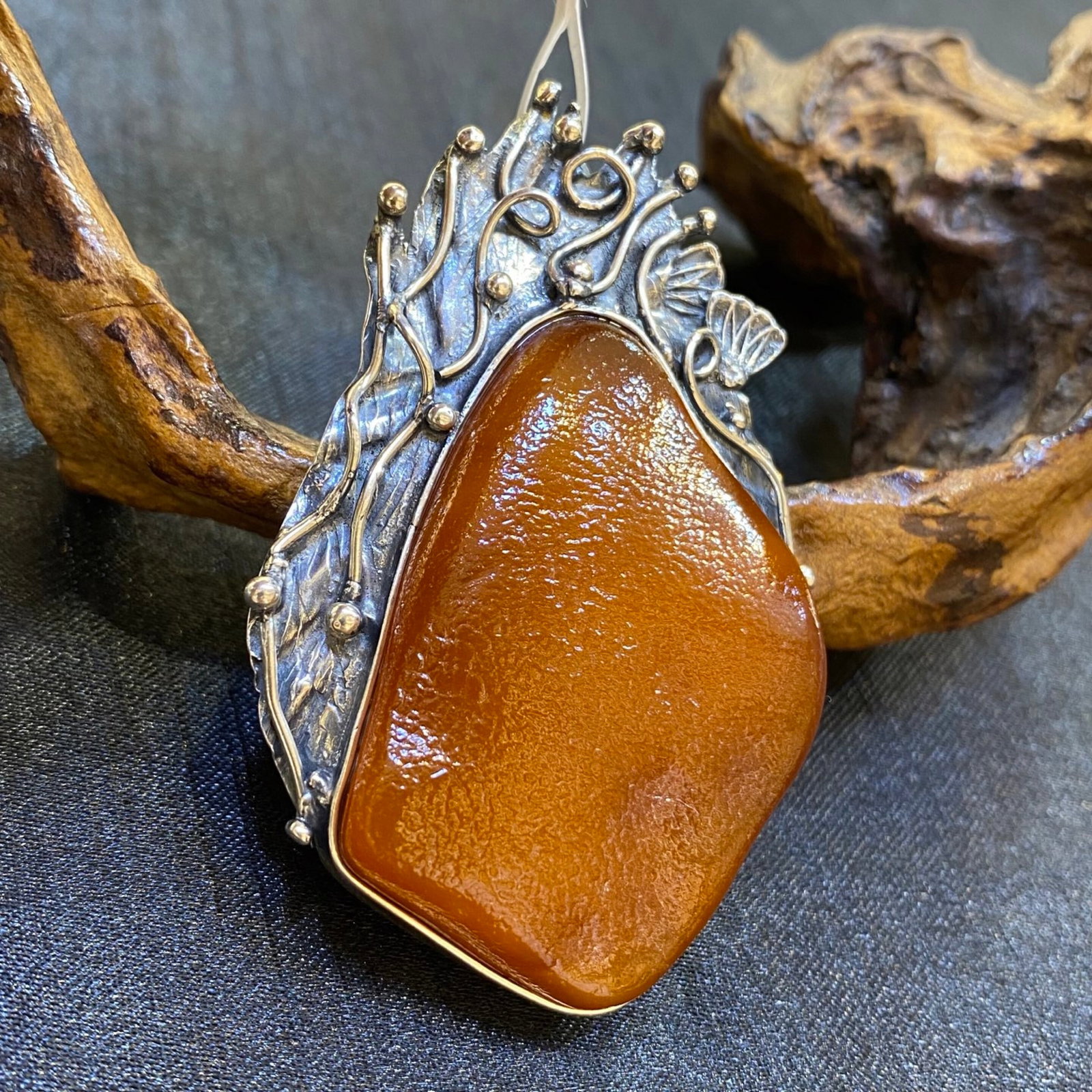 An Exquisite Beeswax Inlaid Silver Necklace: An Exquisite Beeswax Inlaid Silver Necklace,Size:41.5mm,Weight:22.8g 蜜蜡镶银项链
