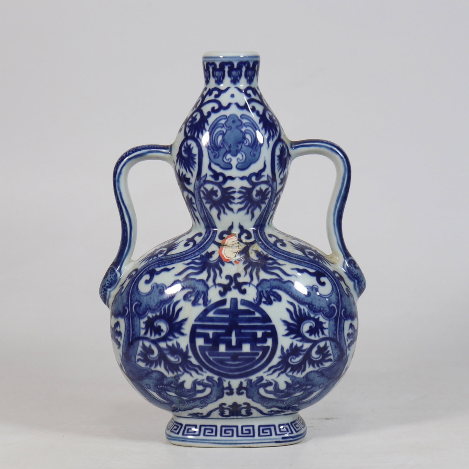 A fine blue and white double-ruyi-handled vase with chi-dragon pattern (1 of 8)
