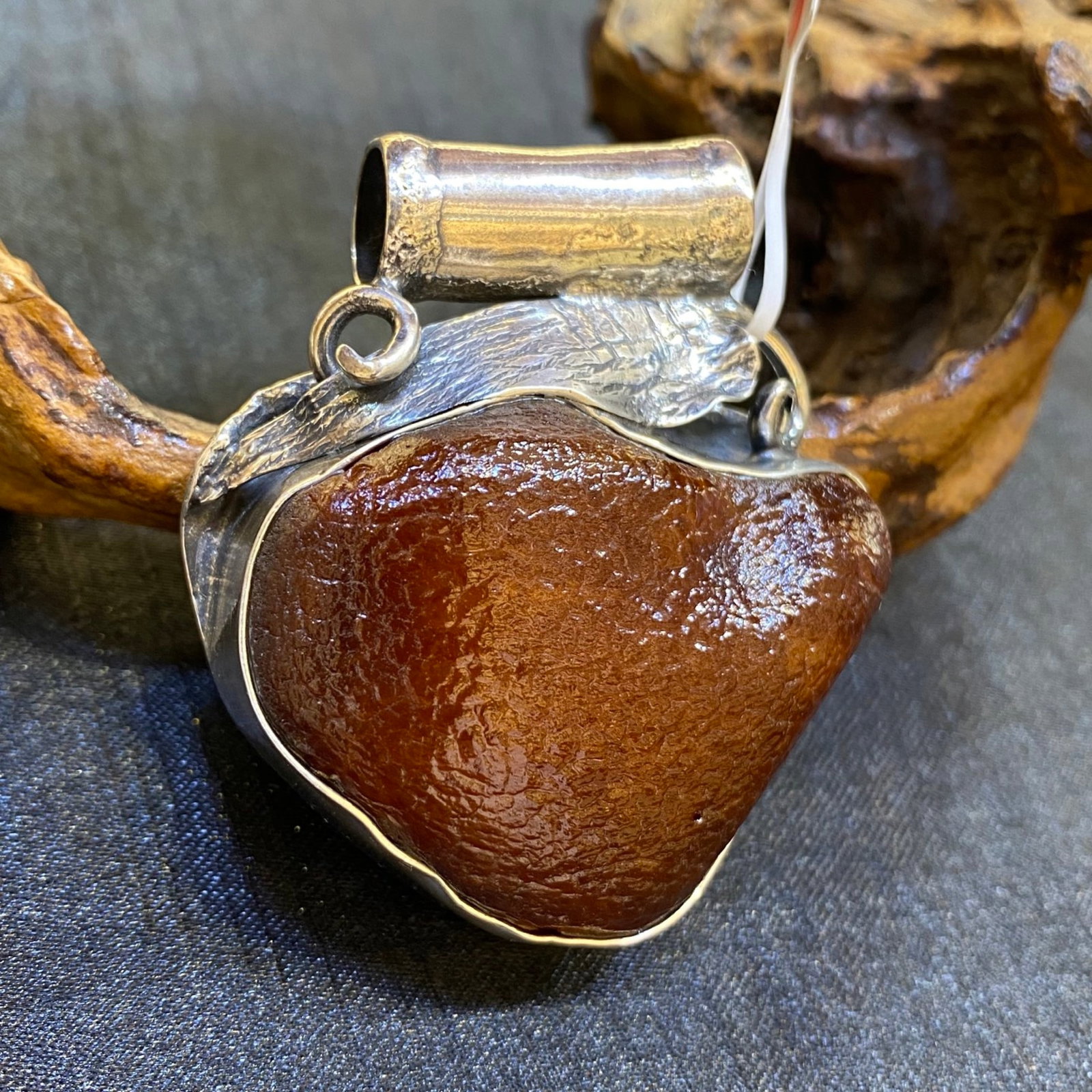 An Exquisite Beeswax Inlaid Silver Necklace: An Exquisite Beeswax Inlaid Silver Necklace,Size:47.6mm,Weight:31.6g 蜜蜡镶银项链