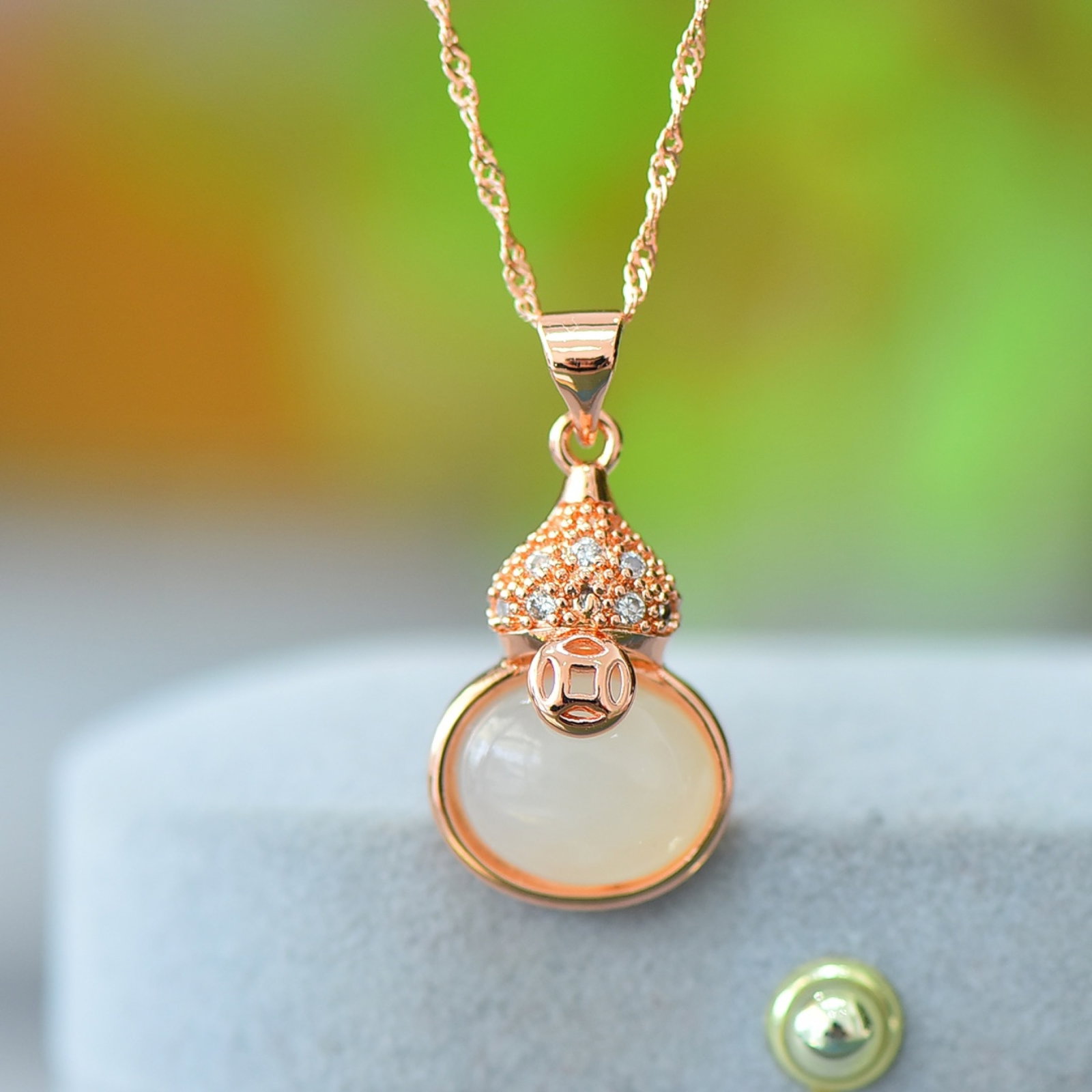 An Exquisite Bronze Inlaid White Jade Gourd Necklace,Inlaid Diamond: An Exquisite Bronze Inlaid White Jade Gourd Necklace,Inlaid Diamond,Size:10mmx12mm 铜镶白玉葫芦项链,嵌钻石