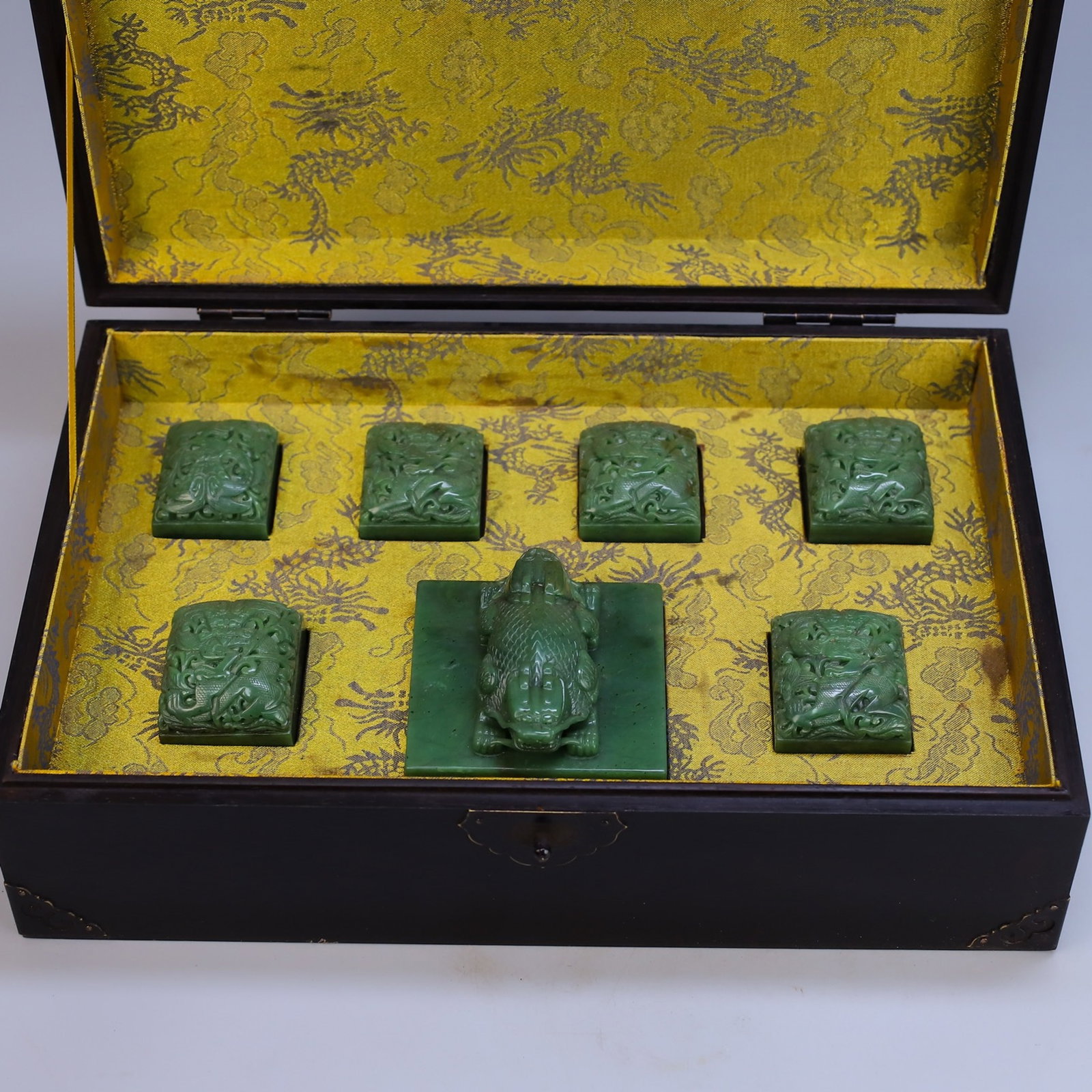 A Set of Fine Jasper Dragon Pattern Seals: A Set of Fine Jasper Dragon Pattern Seals,Qing Dynasty,China,Size:1.5inx3.5in,1inx1.7inx2in,Weight:3400g 一套碧玉龙纹印章,中国清ߣ
