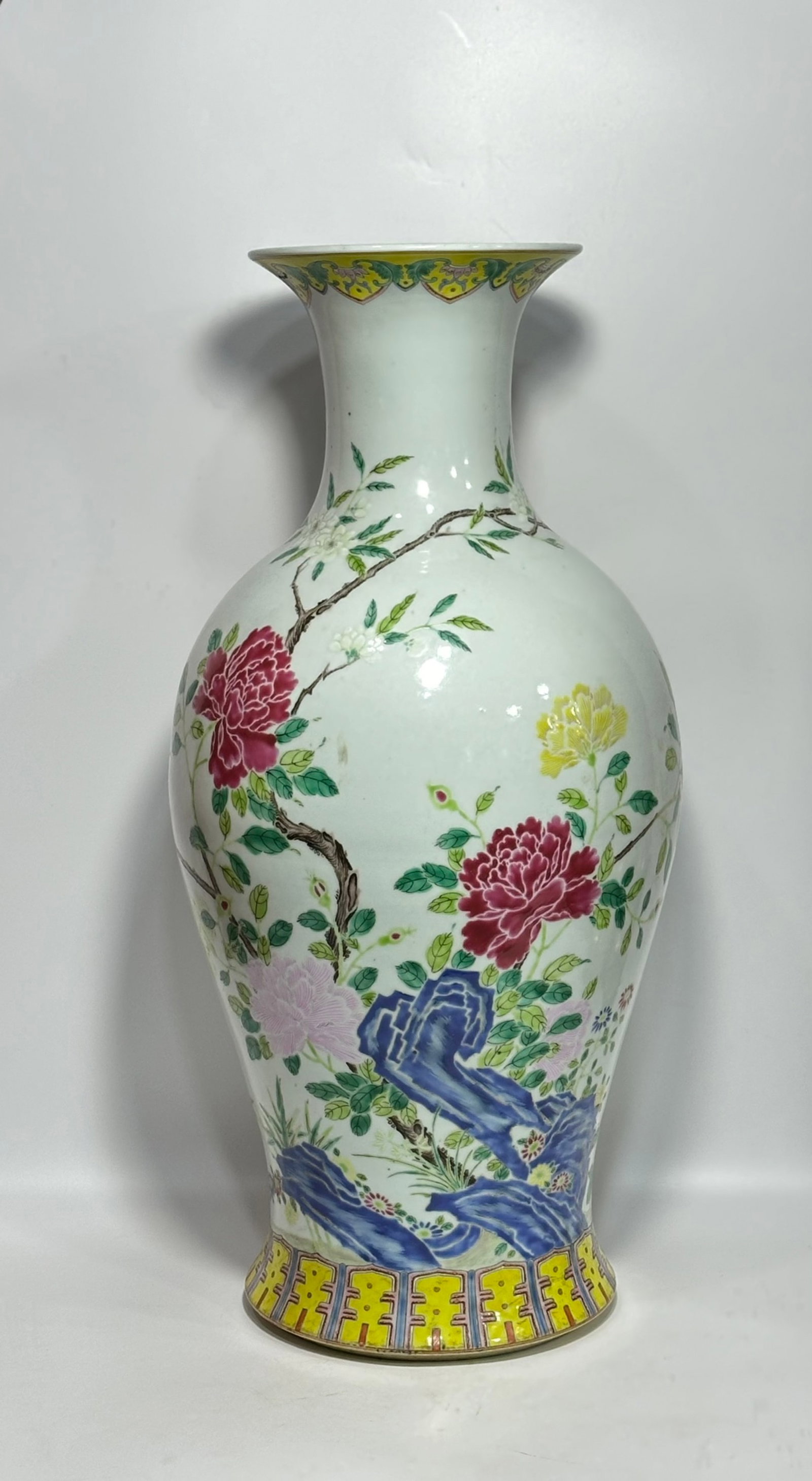 A Huge Famille-Rose Flower Pattern Vase: A Huge Famille-Rose Flower Pattern Vase,Qing Dynasty,China,Size:24.6inx12.2in 粉彩花卉纹瓶,中国清代