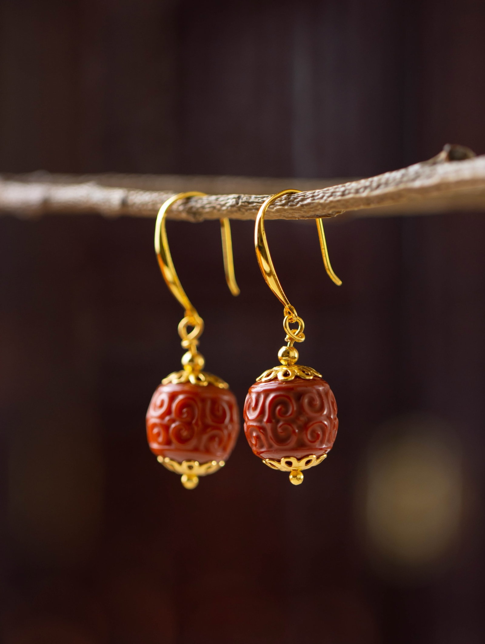 A Pair of Exquisite Sterling Silver-Gold Plated Inlaid Agate Earrings: A Pair of Exquisite Sterling Silver-Gold Plated Inlaid Agate Earrings 一对纯银镀金镶玛瑙耳环