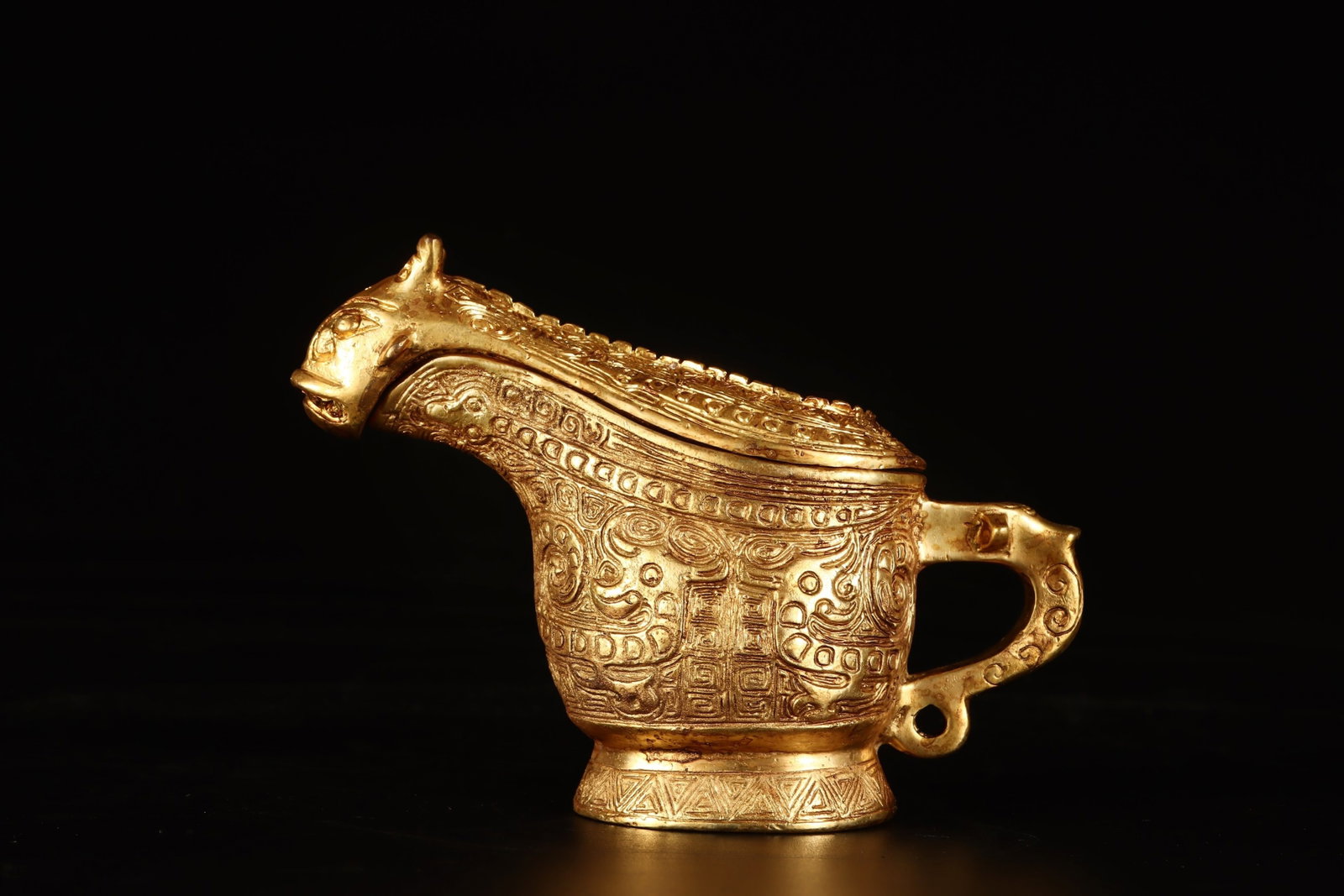 An Exquisite Gilt Bronze Auspicious Beast Pattern Beast-Shaped Cup: An Exquisite Gilt Bronze Auspicious Beast Pattern Beast-Shaped Cup,the Warring States period in China,Size:5.7inx2.4inx4.1in,Weight:1090g 铜鎏金瑞兽纹兽উ