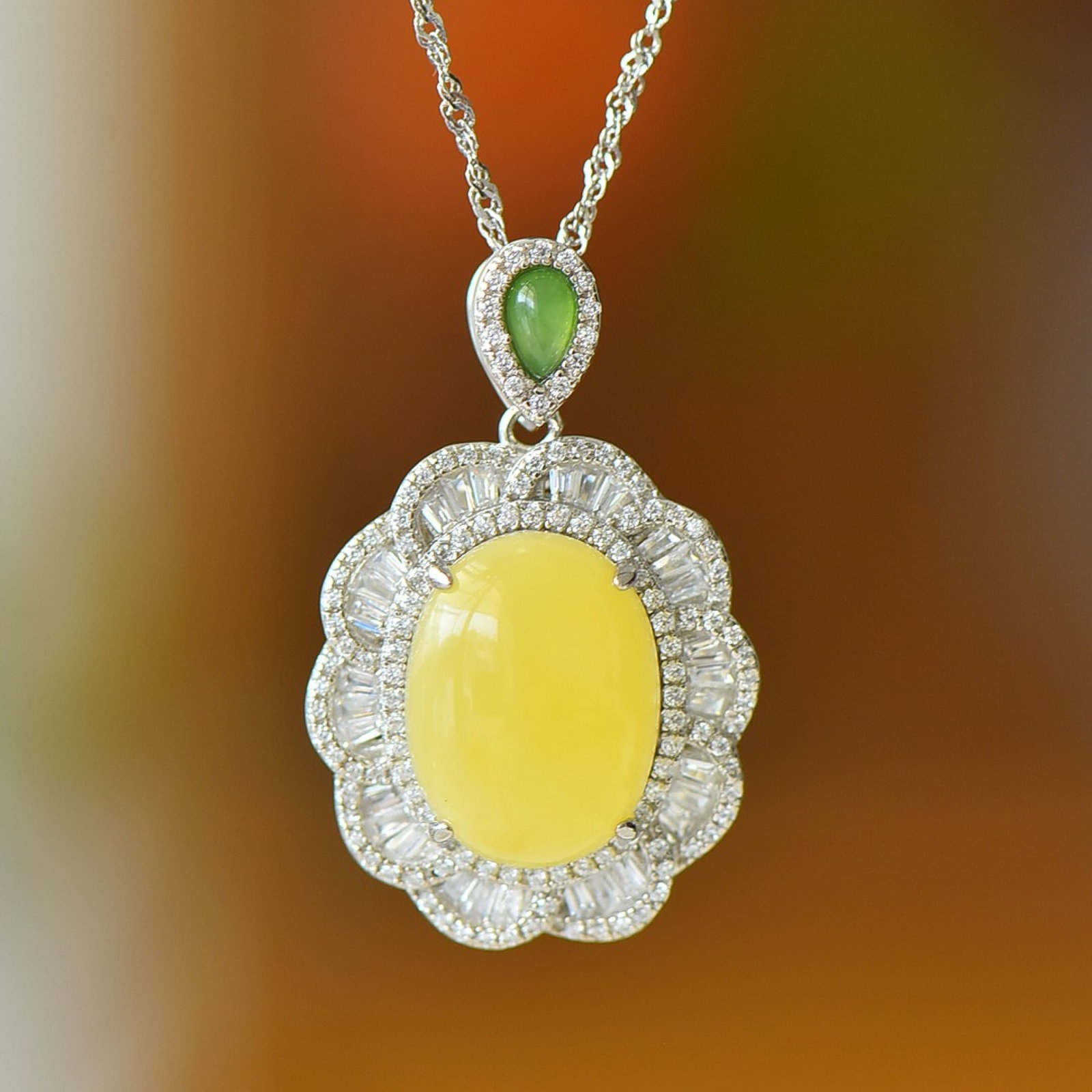 An Exquisite Sterling Silver Inlaid Amber Necklace,Inlaid Diamond: An Exquisite Sterling Silver Inlaid Amber Necklace,Inlaid Diamond,Size:12mmx16mm 纯银镶琥珀项链,嵌钻石