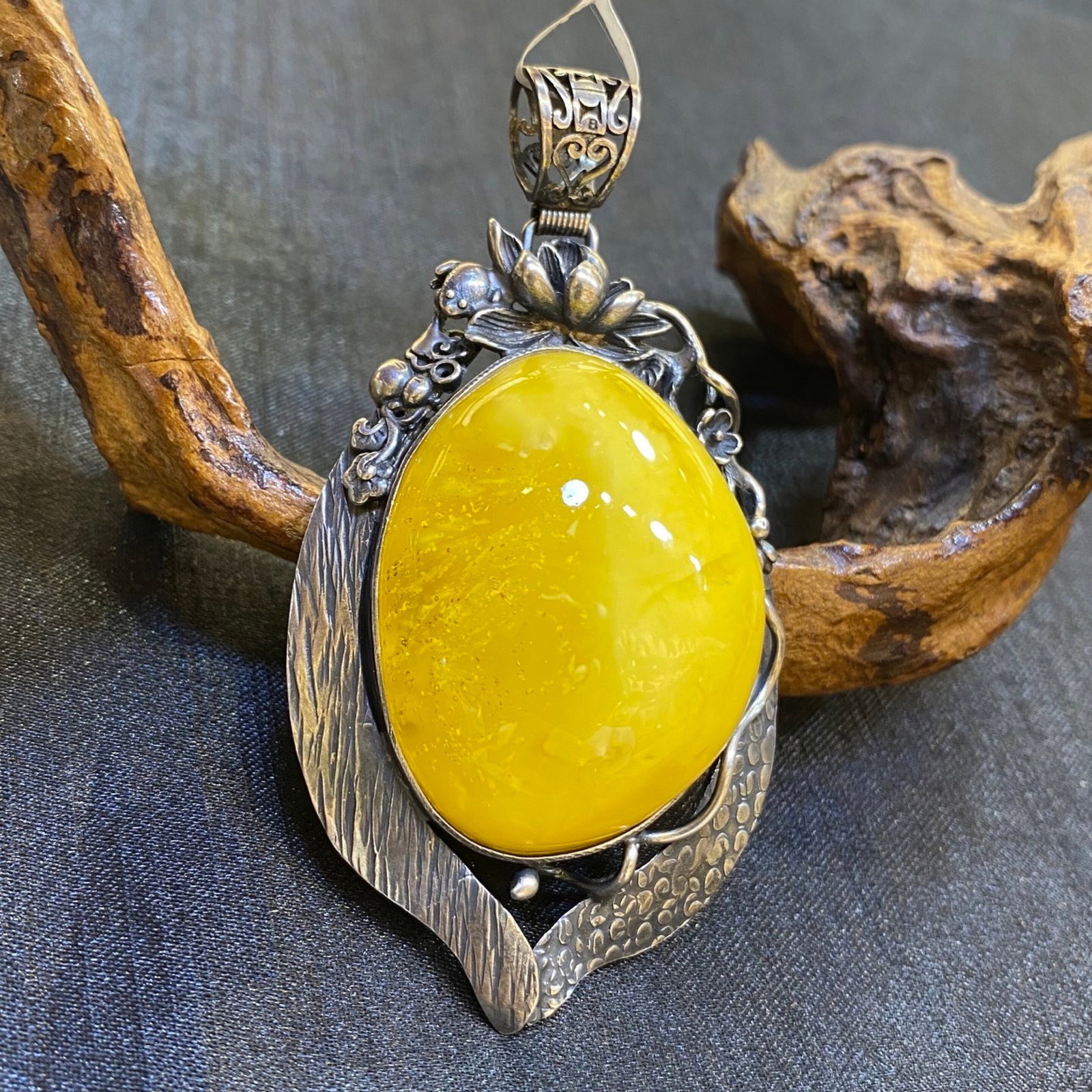 An Exquisite Beeswax Inlaid Silver Necklace: An Exquisite Beeswax Inlaid Silver Necklace,Size:31.7mm,Weight:42.1g 蜜蜡镶银项链