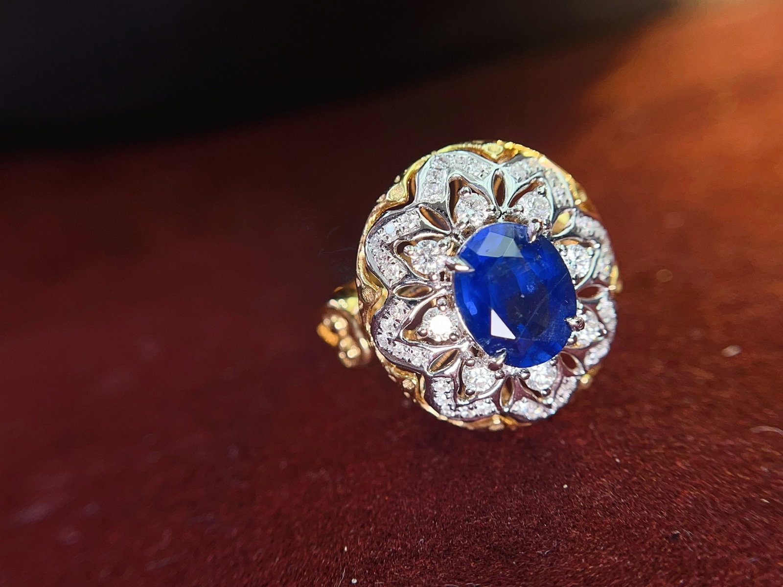 A Exquisite 18k Gold Inlaid 2.30ct Natural Sapphire Ring,Inlaid Diamond: A Exquisite 18k Gold Inlaid 2.30ct Natural Sapphire Ring,Inlaid Diamond,Total Weight:4.57g 18k金镶 2.30ct 天然蓝宝石戒指,嵌钻石