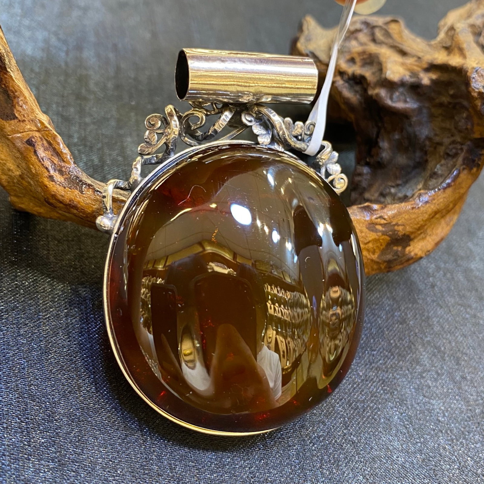 An Exquisite Beeswax Inlaid Silver Necklace: An Exquisite Beeswax Inlaid Silver Necklace,Size:45.4mm,Weight:31.2g 蜜蜡镶银项链
