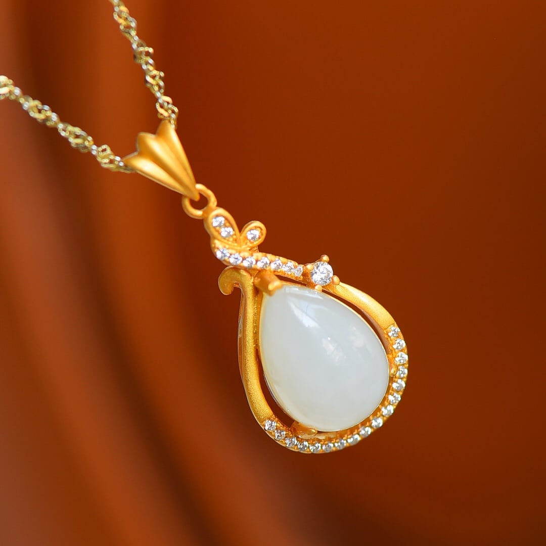 An Exquisite Sterling Silver-Gold Plated Inlaid White Jade Necklace,Inlaid Diamond: An Exquisite Sterling Silver-Gold Plated Inlaid White Jade Necklace,Inlaid Diamond,Size:10mmx14mm 纯银镀金镶白玉项链,嵌钻石