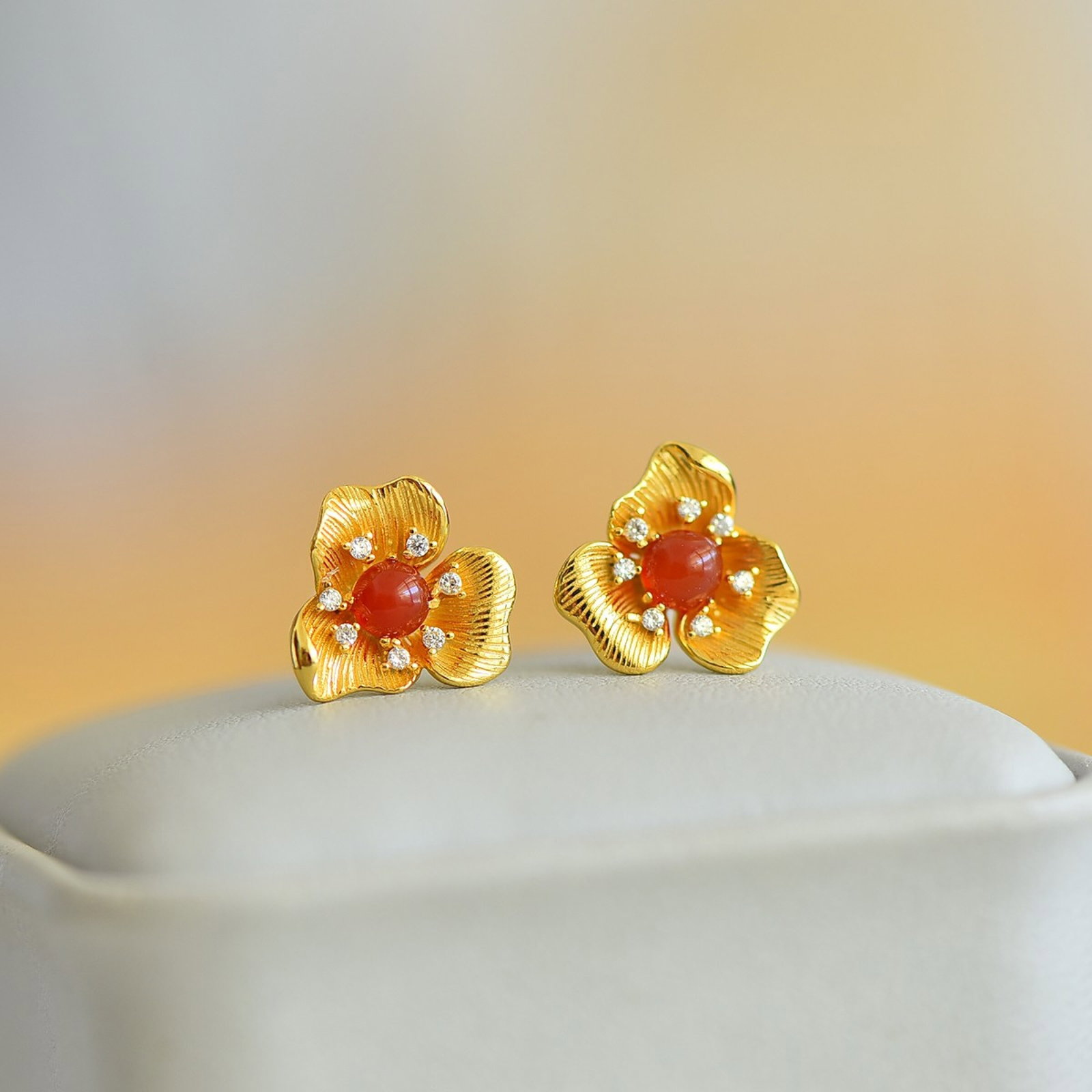 A Pair of Exquisite Sterling Silver-Gold Plated Inlaid Red Agate Earrings,Inlaid Diamond: A Pair of Exquisite Sterling Silver-Gold Plated Inlaid Red Agate Earrings,Inlaid Diamond,Size:4mmx4mm