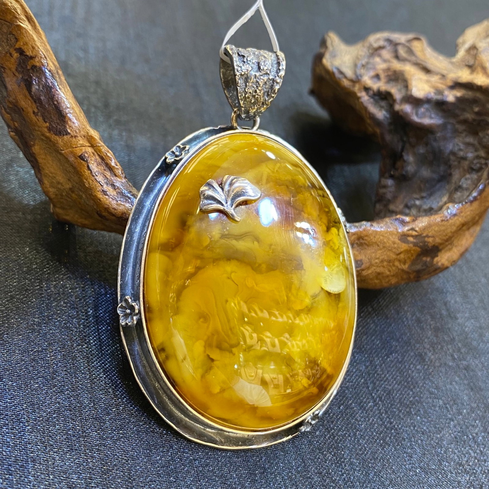 An Exquisite Beeswax Inlaid Silver Necklace: An Exquisite Beeswax Inlaid Silver Necklace,Size:45mm,Weight:27.3g 蜜蜡镶银项链