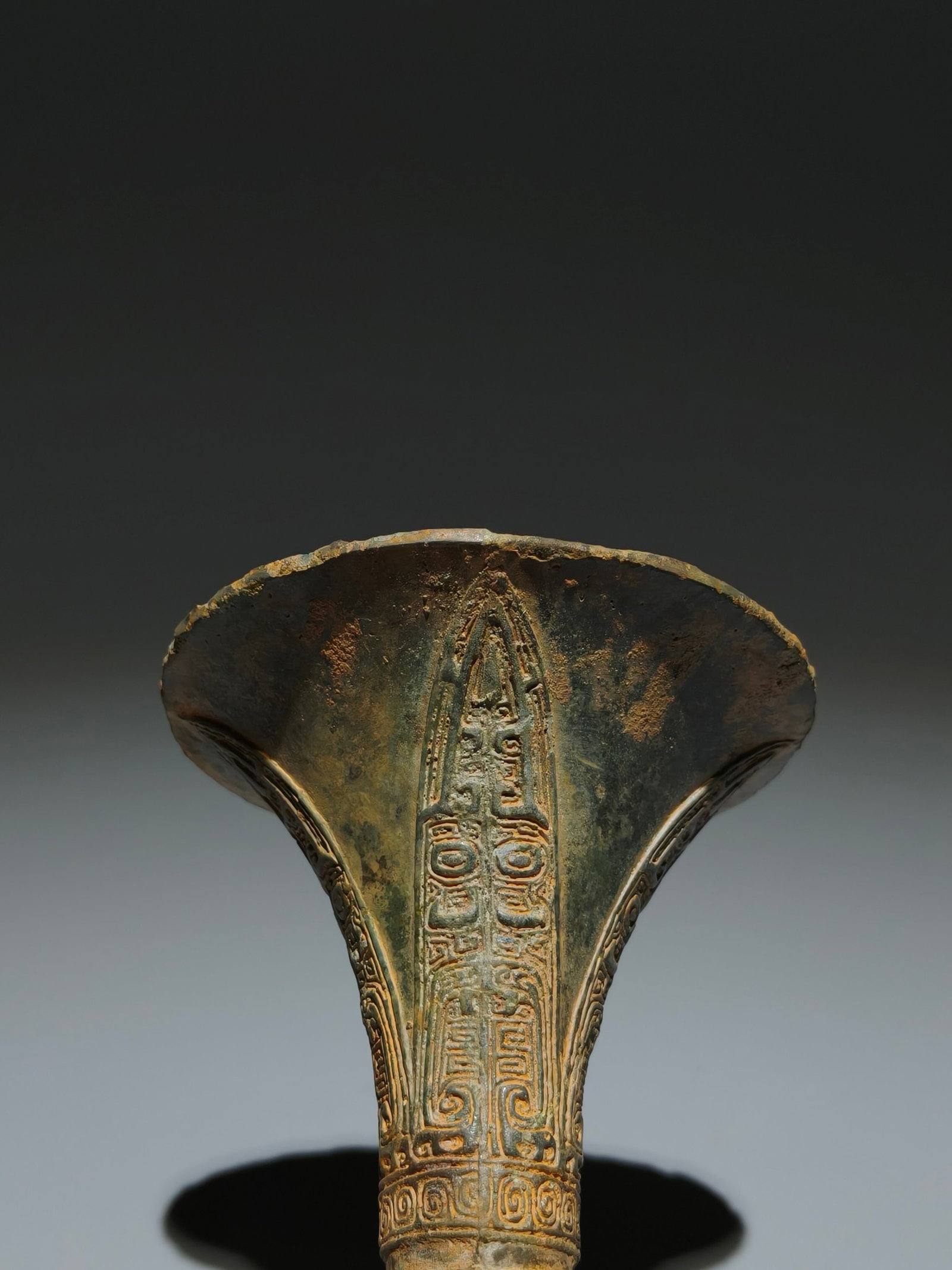 An Archaic Bronze Beast-Face Pattern Gu - 3