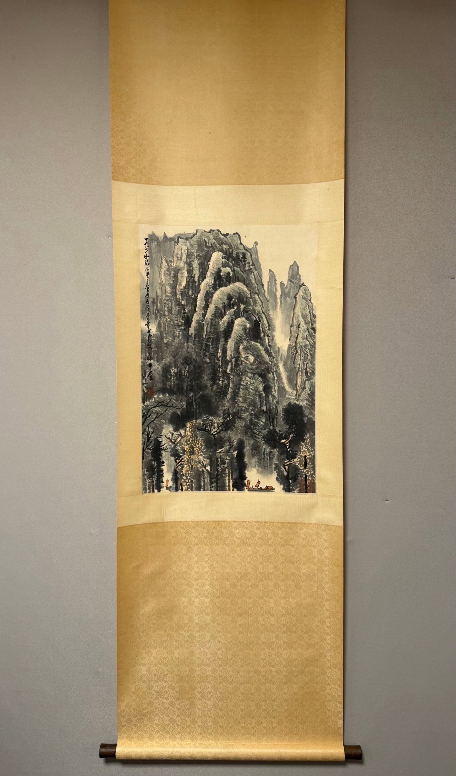 A Chinese Vertical Scroll Ink Painting of Landscape on Paper: A Chinese Vertical Scroll Ink Painting of Landscape on Paper,Li Keran,Size:26.8inx17.7in 一幅中国水墨山水画立轴,李可੡