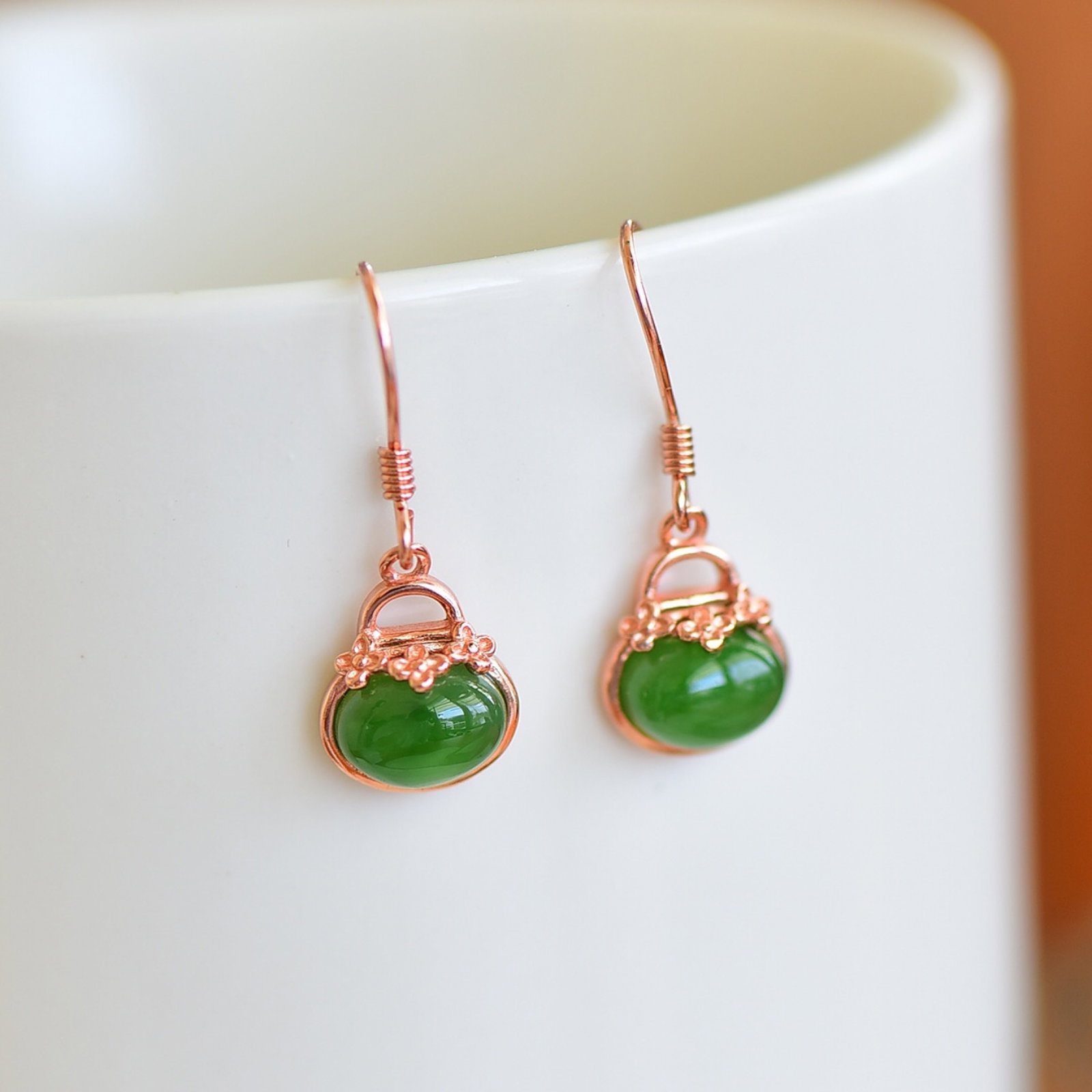 A Pair of Exquisite Sterling Silver-Gold Plated Inlaid Jasper Earrings: A Pair of Exquisite Sterling Silver-Gold Plated Inlaid Jasper Earrings,Size:6mmx8mm 一对纯银镀金镶碧玉耳环