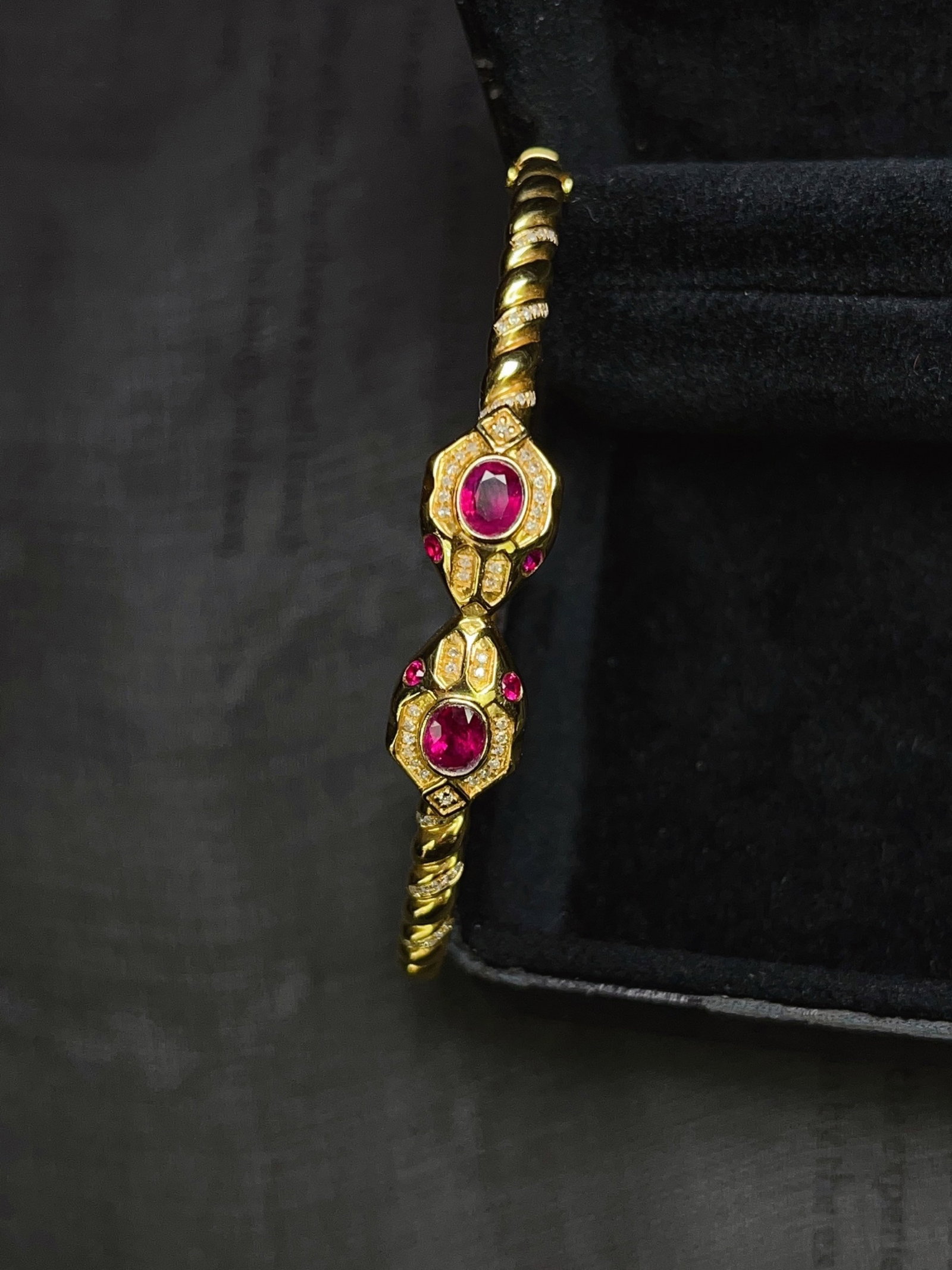 A Exquisite 18k Gold Inlaid 1.00ct Natural Ruby Bracelets,Inlaid Diamond: A Exquisite 18k Gold Inlaid 1.00ct Natural Ruby Bracelets,Inlaid Diamond,Total Weight:7.02g 18k金镶 1.00ct 天然红宝石手镯,嵌钻石