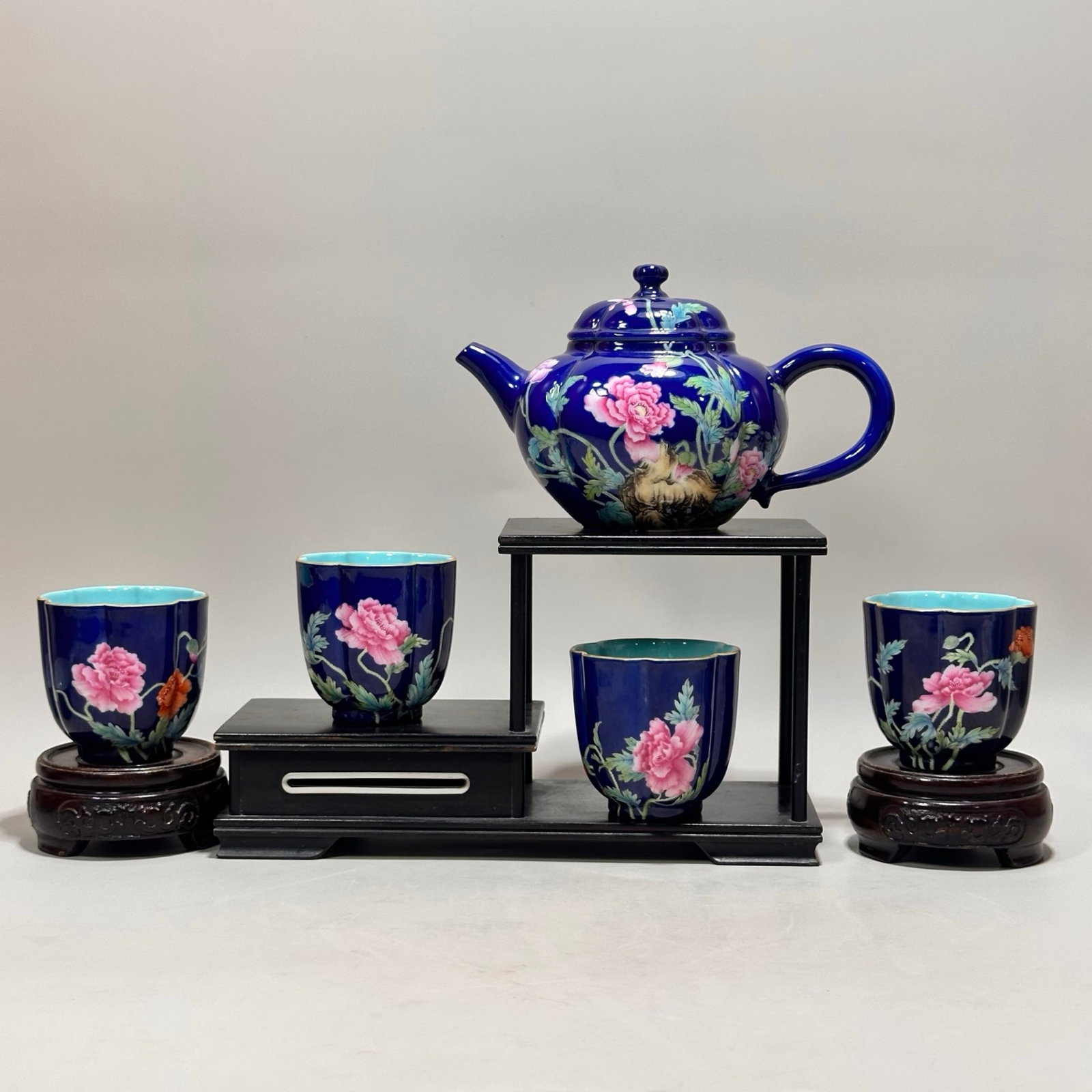 A Set of Fine Ji Blue Glazed Famille-Rose Painted Gold Flower and Butterfly Pattern Teapots: A Set of Fine Ji Blue Glazed Famille-Rose Painted Gold Flower and Butterfly Pattern Teapots,Qing Dynasty,China,Qianlong Four-character Mark,Size:(Teapot)3.8inx6.5in,(Cup)2.4inx2.5in 一套&#