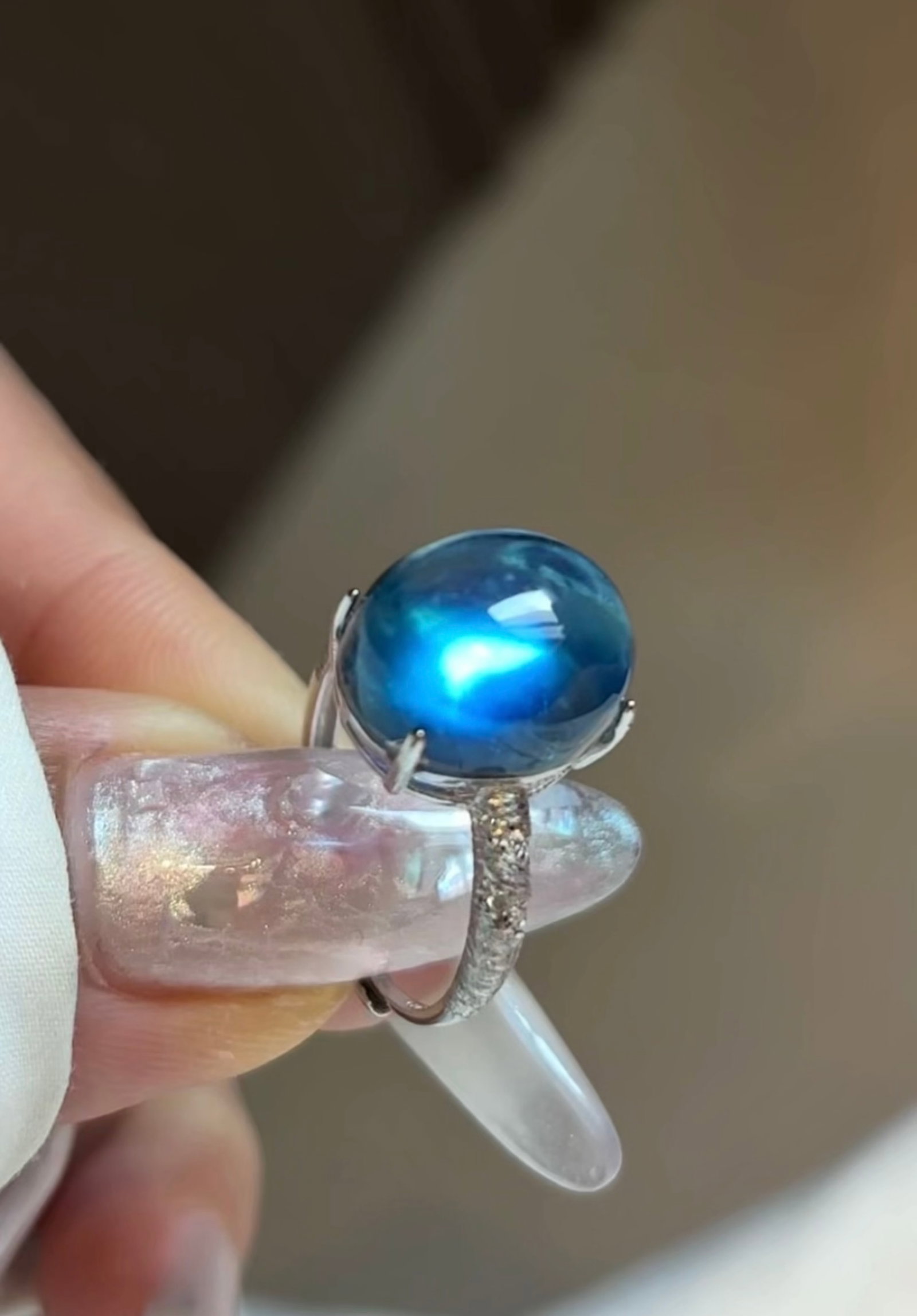 An Exquisite Sterling Silver Inlaid Aquamarine Ring: An Exquisite Sterling Silver Inlaid Aquamarine Ring,Size:13mmx11mm,Weight:3.3g 纯银镶海蓝宝戒指
