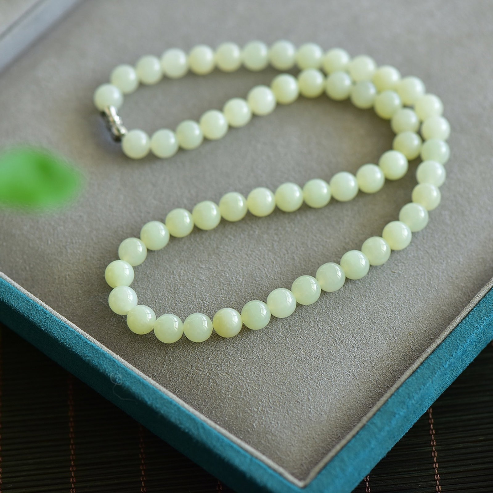 An Exquisite White Jade Necklace: An Exquisite White Jade Necklace,Size:8mm 白玉项链