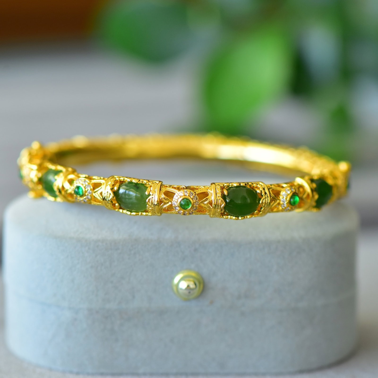 An Exquisite Bronze-Gold Plated Inlaid Jasper Flower Pattern Bracelet: An Exquisite Bronze-Gold Plated Inlaid Jasper Flower Pattern Bracelet,Size:2.4inx3.1in 铜镀金镶碧玉花卉纹手镯