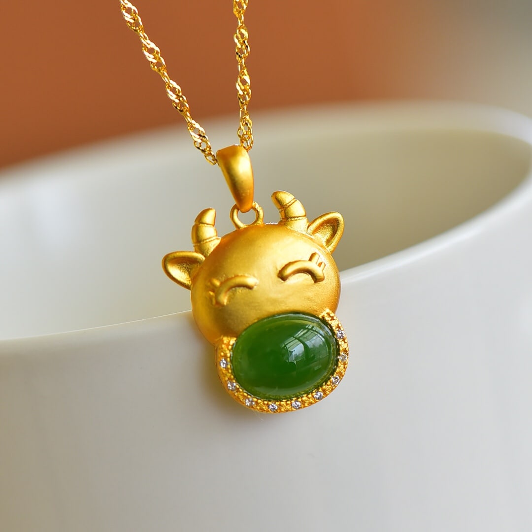 An Exquisite Sterling Silver-Gold Plated Inlaid Jasper Buffalo Necklace,Inlaid Diamond: An Exquisite Sterling Silver-Gold Plated Inlaid Jasper Buffalo Necklace,Inlaid Diamond,Size:8mmx10mm 纯银镀金镶碧玉牛项链,嵌钻&#