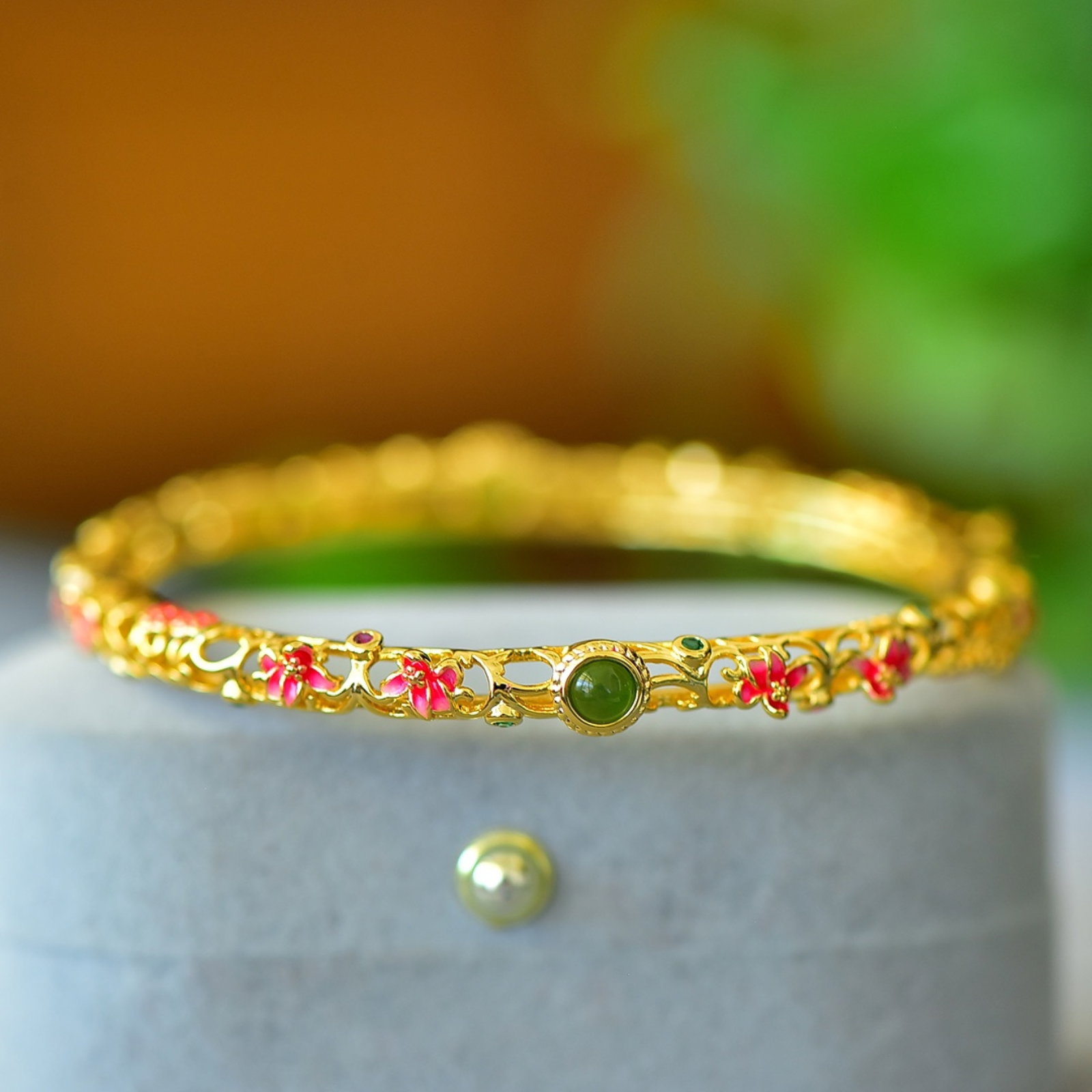 An Exquisite Bronze-Gold Plated Inlaid Jasper Flower Pattern Bracelet: An Exquisite Bronze-Gold Plated Inlaid Jasper Flower Pattern Bracelet,Size:4mmx4mm 铜镀金镶碧玉花卉纹手镯