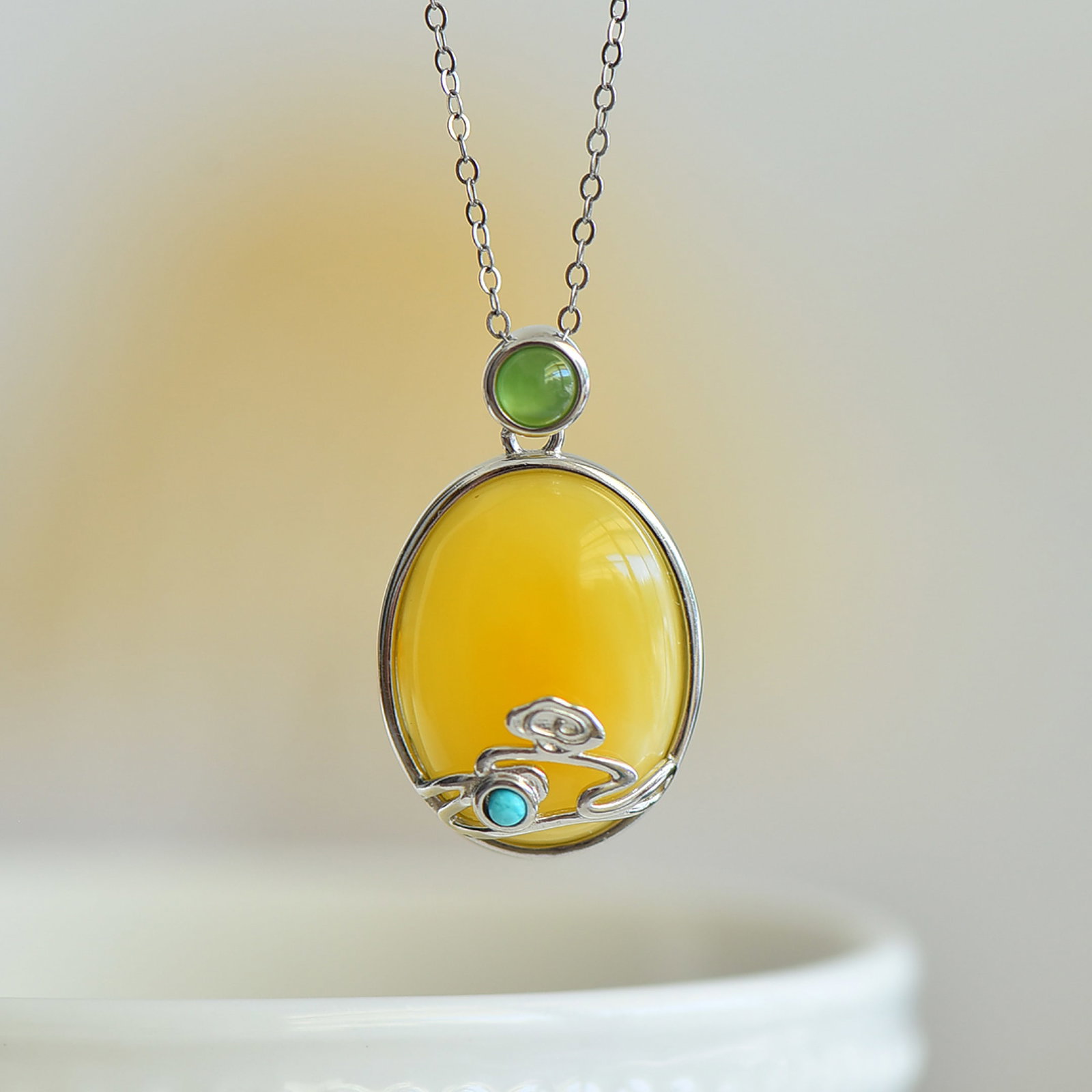 An Exquisite Sterling Silver Inlaid Amber Necklace: An Exquisite Sterling Silver Inlaid Amber Necklace,Size:15mmx20mm 纯银镶琥珀项链