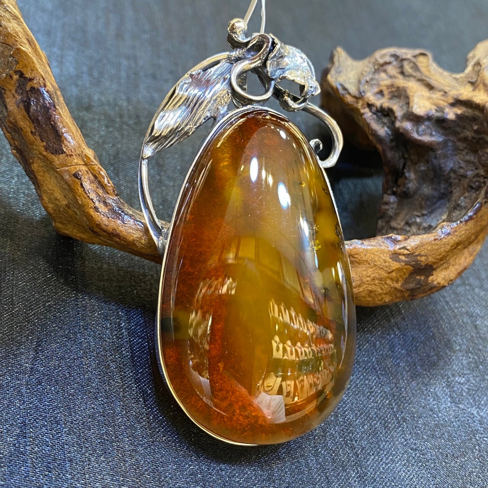 An Exquisite Beeswax Inlaid Silver Necklace: An Exquisite Beeswax Inlaid Silver Necklace,Size:36.1mm,Weight:29.7g 蜜蜡镶银项链