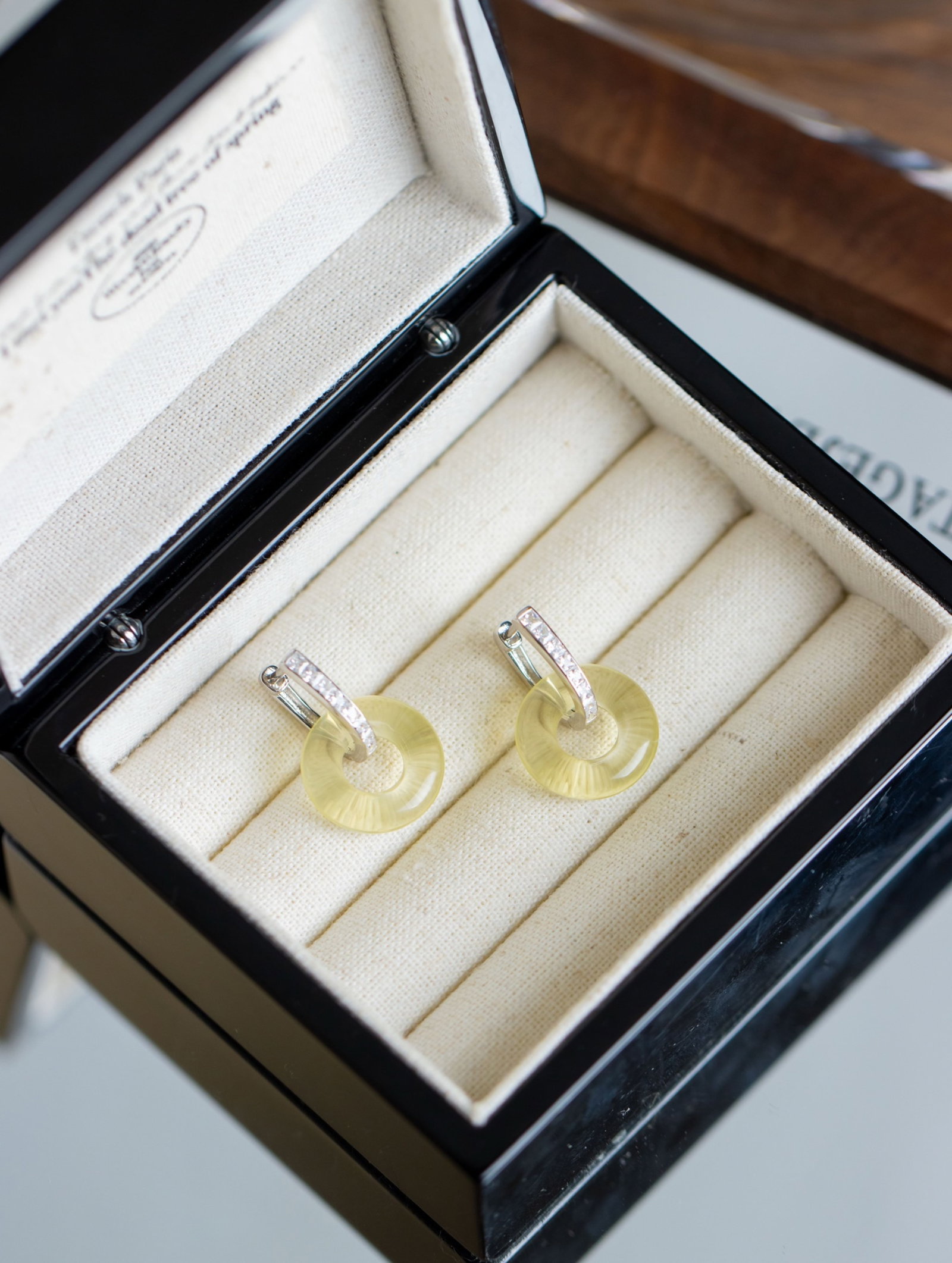 A Pair of Exquisite Sterling Silver Inlaid Crystal Earrings,Inlaid Diamond: A Pair of Exquisite Sterling Silver Inlaid Crystal Earrings,Inlaid Diamond 一对纯银镶水晶耳环,嵌钻石