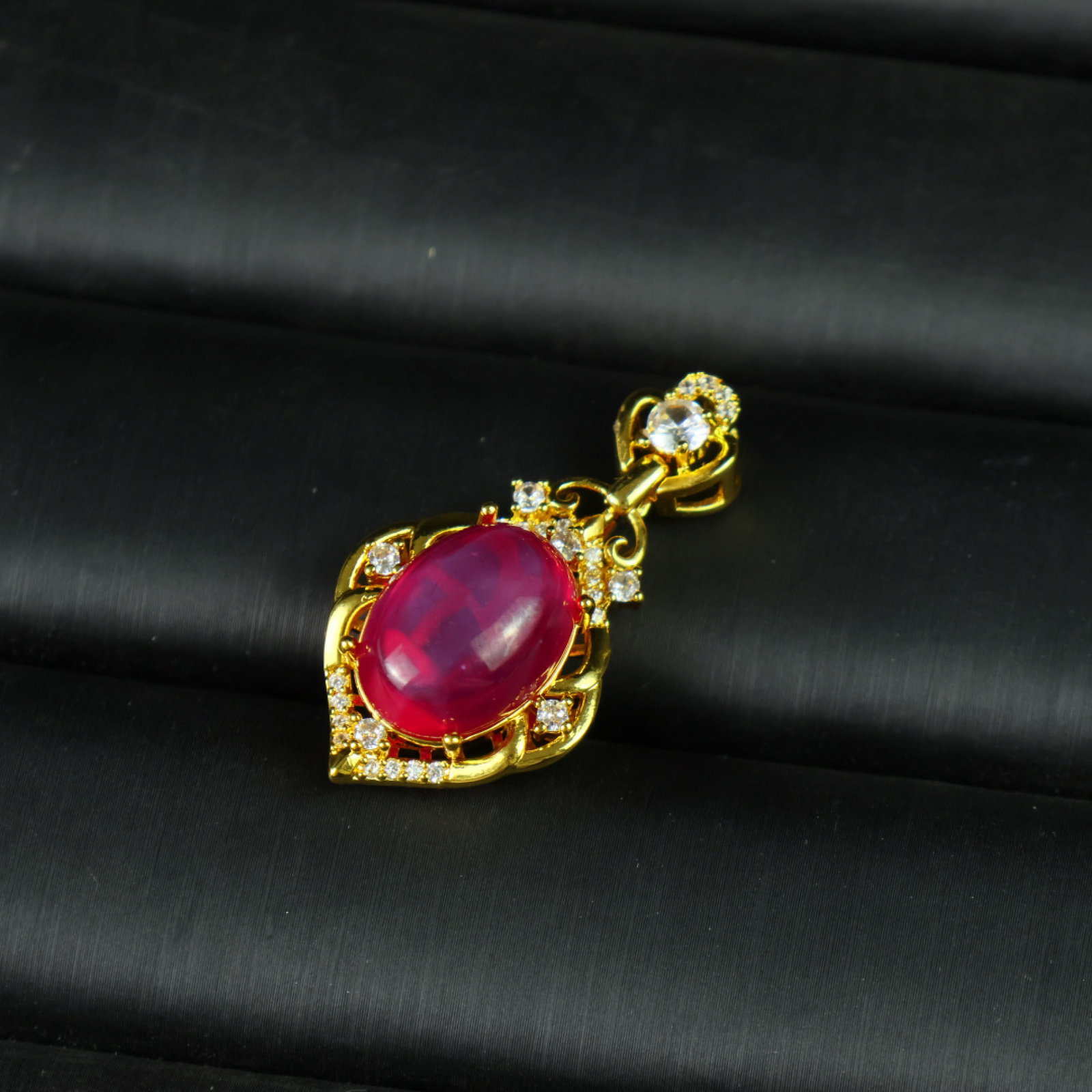 An Exquisite Pendant: An Exquisite Pendant,Size:0.6inx0.5in 一个精美的吊坠