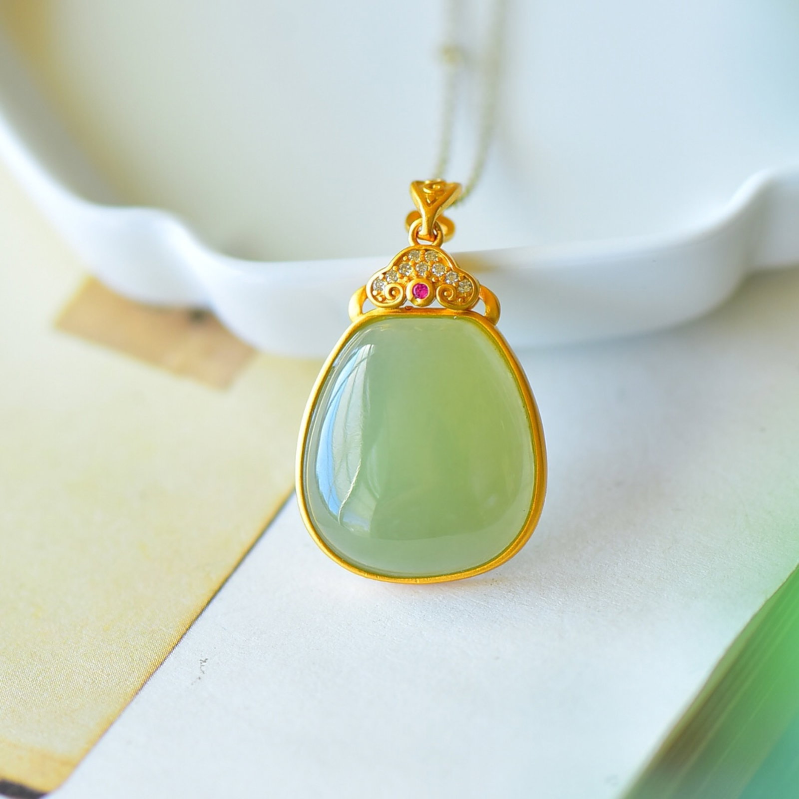 An Exquisite Sterling Silver-Gold Plated Inlaid Green Jade Necklace,Inlaid Diamond: An Exquisite Sterling Silver-Gold Plated Inlaid Green Jade Necklace,Inlaid Diamond,Size:0.7inx1.3in 纯银镀金镶青玉项链,嵌钻石