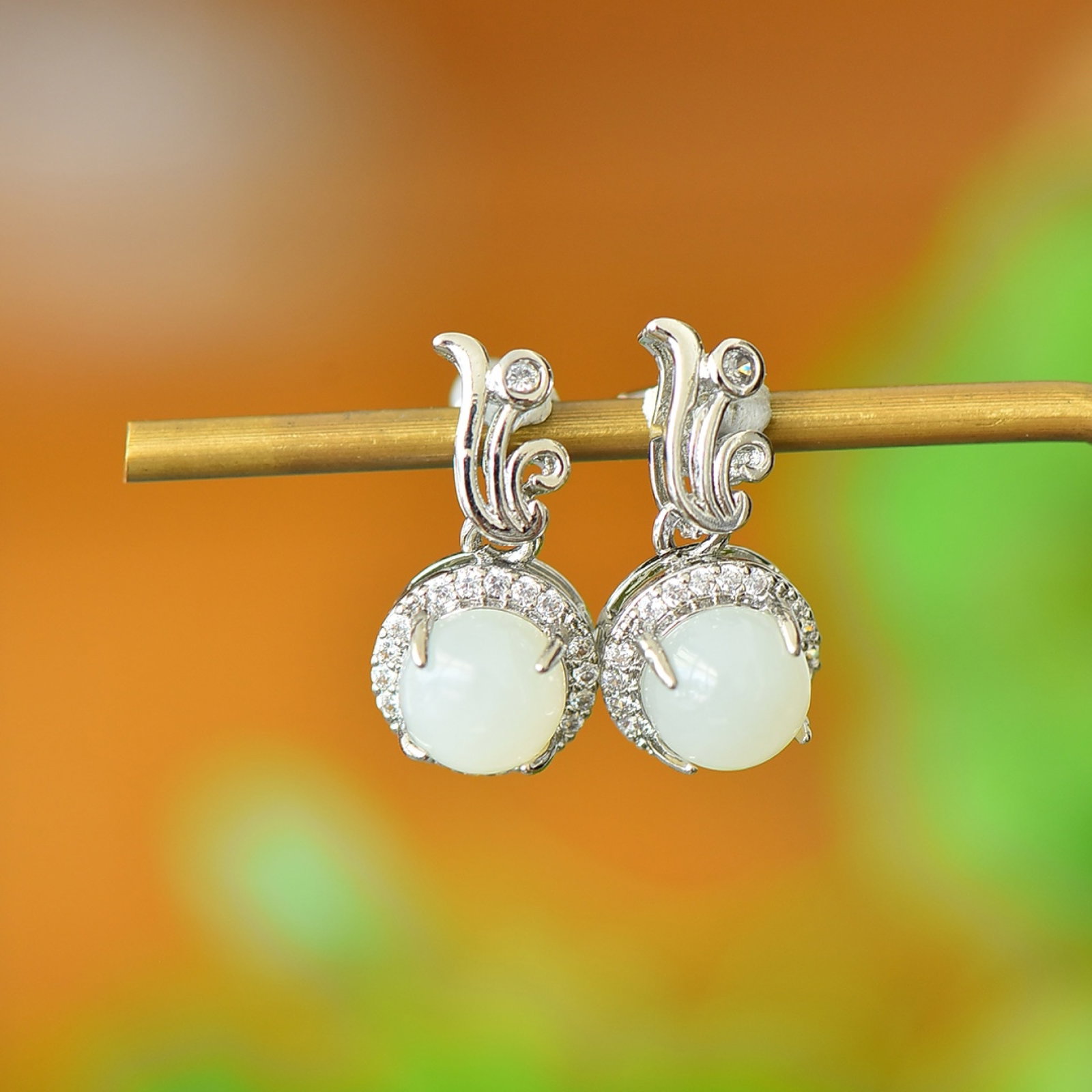 A Pair of Exquisite Bronze Inlaid White Jade Earrings,Inlaid Diamond: A Pair of Exquisite Bronze Inlaid White Jade Earrings,Inlaid Diamond,Size:0.3inx0.3in 一对铜镶白玉耳环,嵌钻石