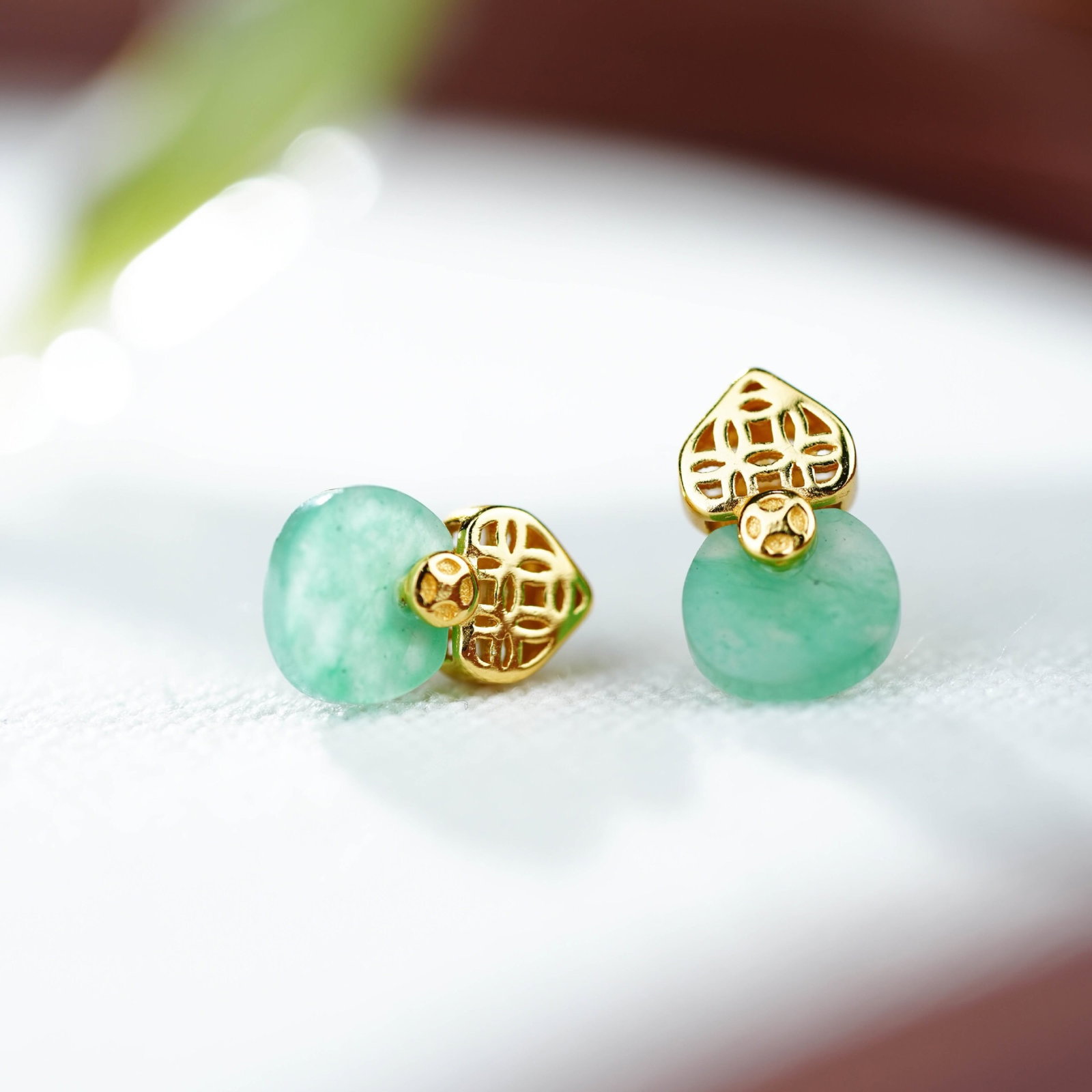 A Pair of Exquisite Sterling Silver-Gold Plated Inlaid Jadeite Gourd Earrings: A Pair of Exquisite Sterling Silver-Gold Plated Inlaid Jadeite Gourd Earrings 一对纯银镀金镶翡翠葫芦耳钉