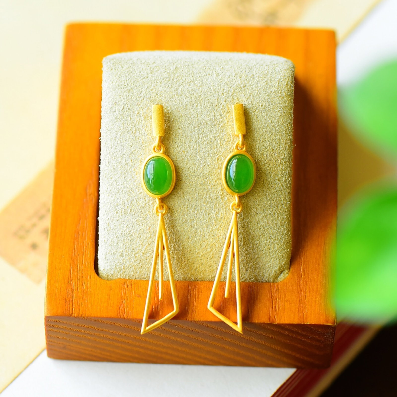 A Pair of Exquisite Sterling Silver-Gold Plated Inlaid Jasper Earrings: A Pair of Exquisite Sterling Silver-Gold Plated Inlaid Jasper Earrings,Size:0.2inx1.7in 一对纯银镀金镶碧玉耳环