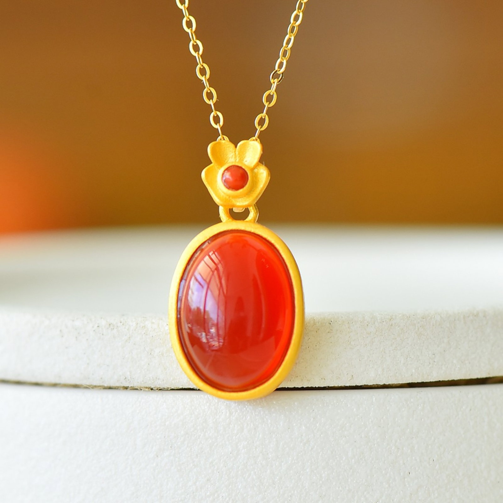 An Exquisite Sterling Silver-Gold Plated Inlaid Agate Pendant: An Exquisite Sterling Silver-Gold Plated Inlaid Agate Pendant,Size:0.4inx0.6in 纯银镀金镶玛瑙吊坠