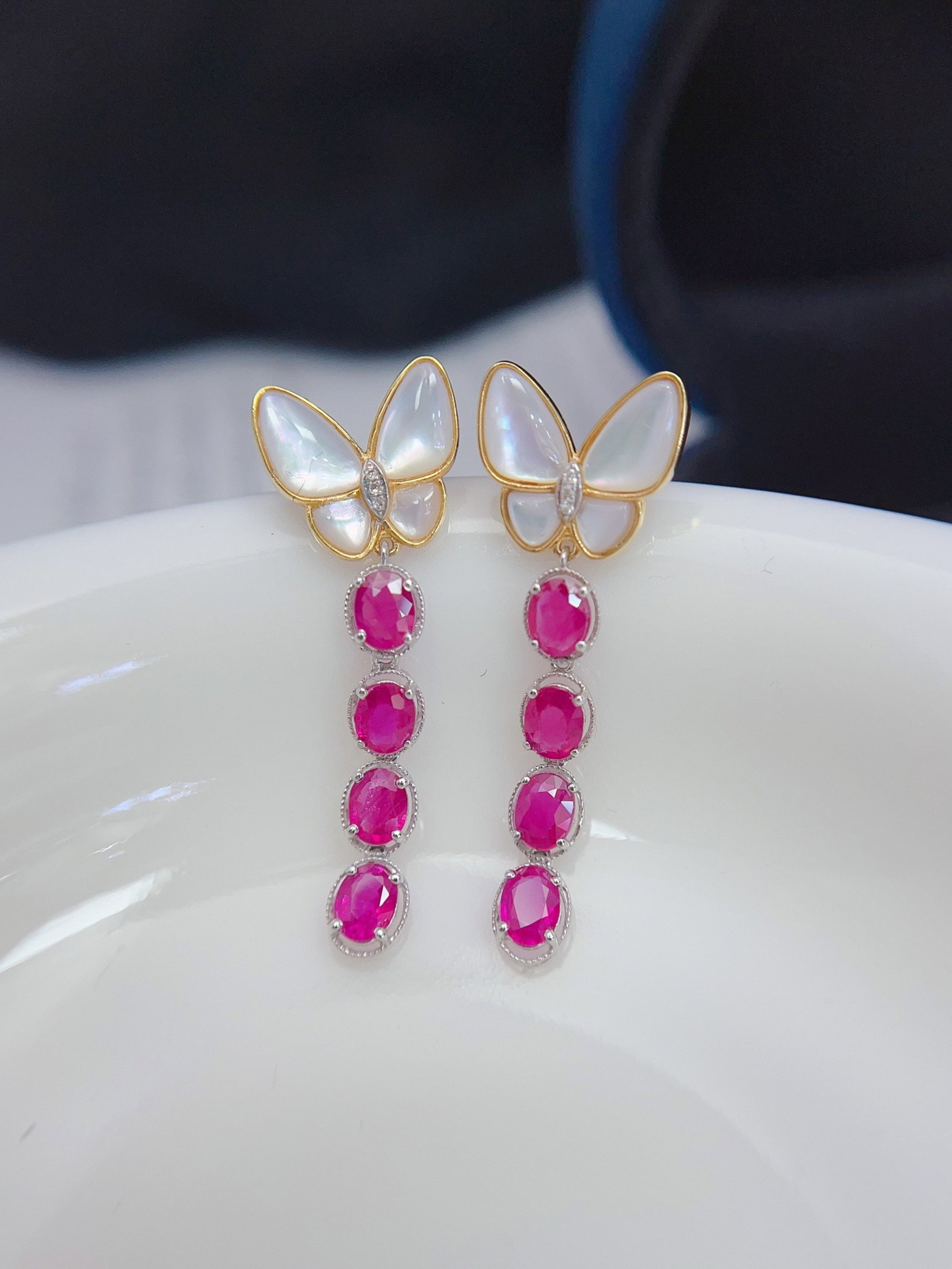 A Pair of Exquisite 18k Gold Inlaid 2.65ct Natural Ruby Earrings,Inlaid Diamond: A Pair of Exquisite 18k Gold Inlaid 2.65ct Natural Ruby Earrings,Inlaid Diamond,Total Weight:3.02g 一对18k金镶 2.65ct