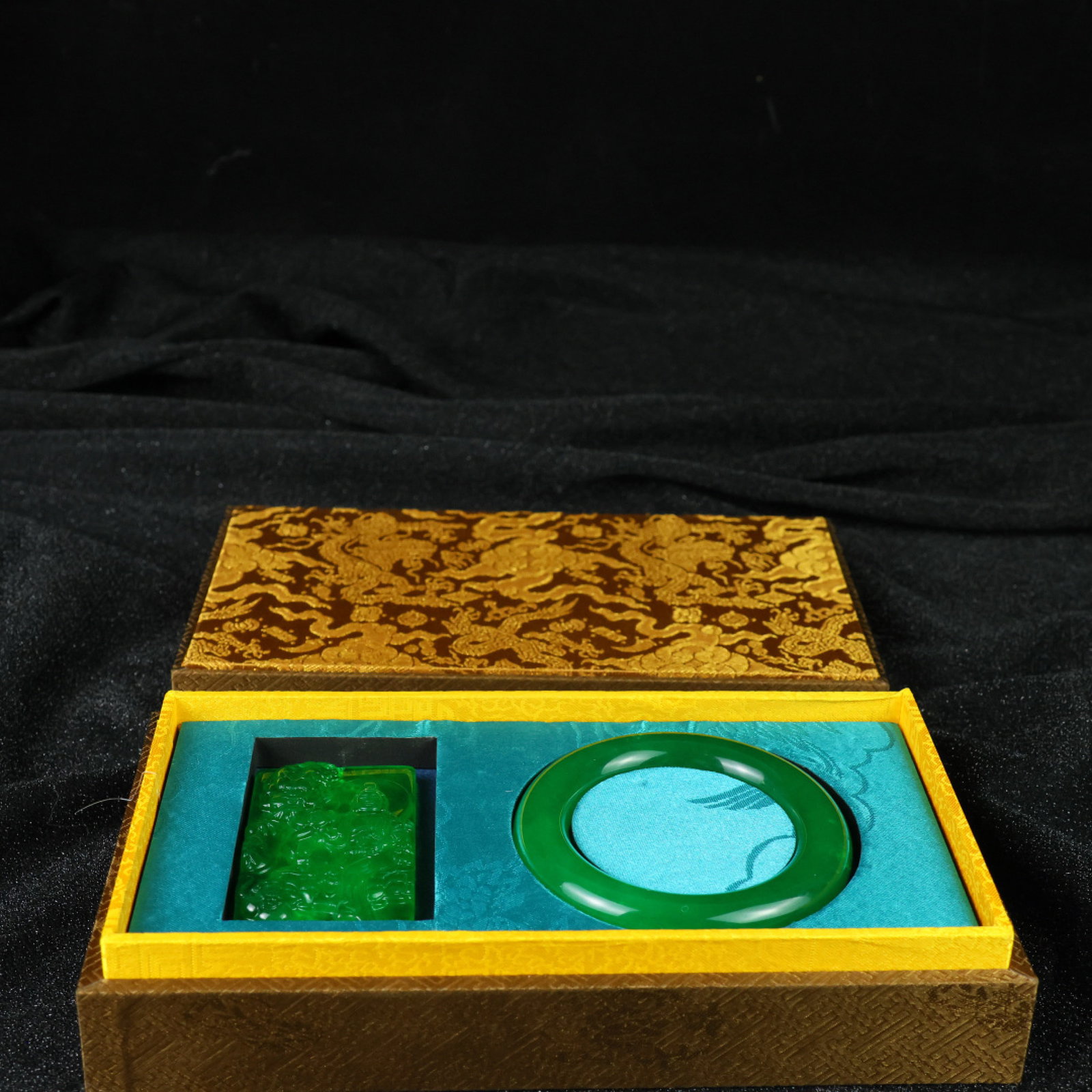 A Set of Fine Jewelry: A Set of Fine Jewelry 一套精美的首饰