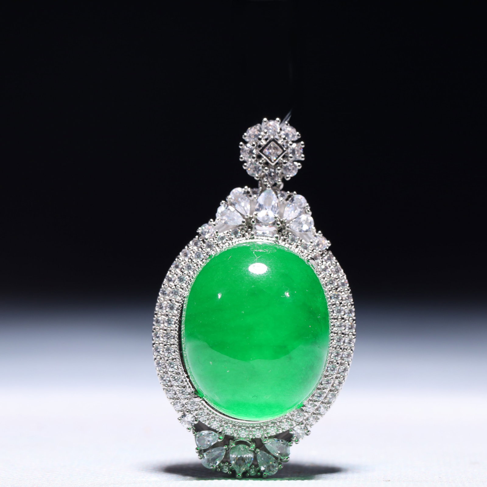 An Exquisite Pendant,Inlaid Gems: An Exquisite Pendant,Inlaid Gems,Size:1.2inx1inx2.2in,Weight:37.6g 一个精美的吊坠,镶宝石