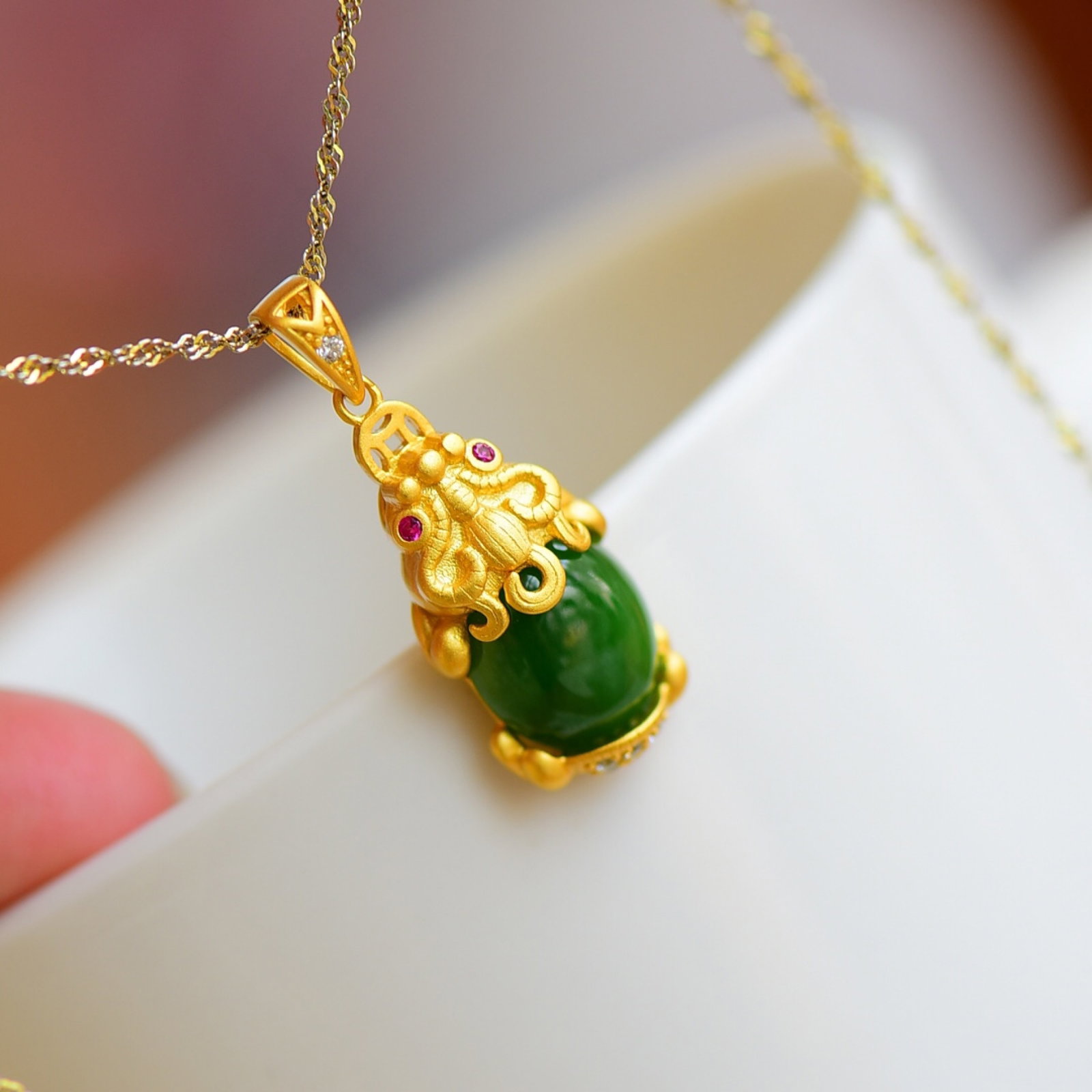 An Exquisite Sterling Silver-Gold Plated Inlaid Jasper Pendant: An Exquisite Sterling Silver-Gold Plated Inlaid Jasper Pendant , Size :0.4inx0.5in 纯银镀金镶碧玉吊坠,尺寸:0.4inx0.5in