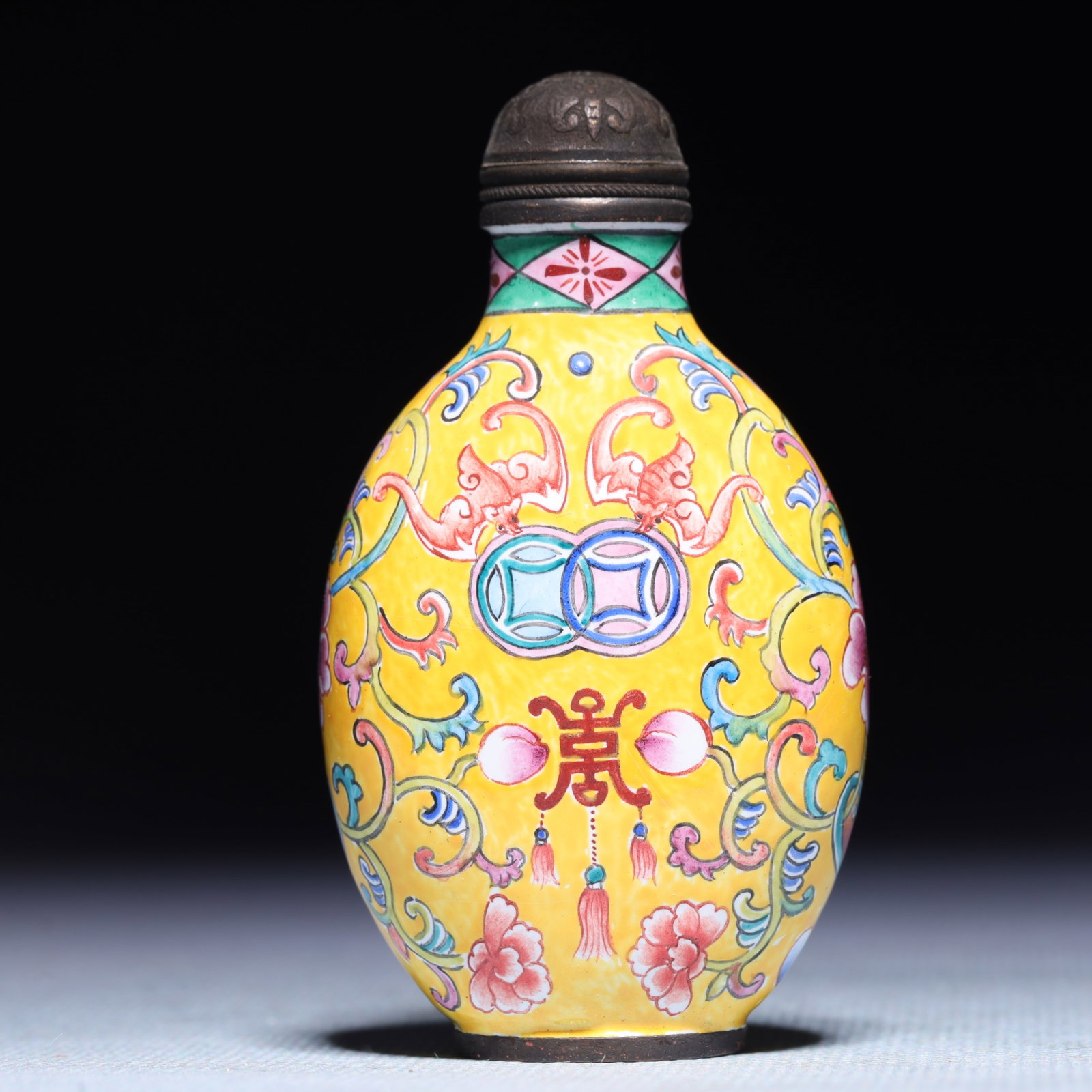 An Exquisite Painted Enamel Bats and Peach Pattern Snuff Bottle: An Exquisite Painted Enamel Bats and Peach Pattern Snuff Bottle,Qing Dynasty,China,Qianlong Four-character Mark,Size:1.6inx0.8inx2.8in,Weight:63g 画珐琅福寿纹࿬